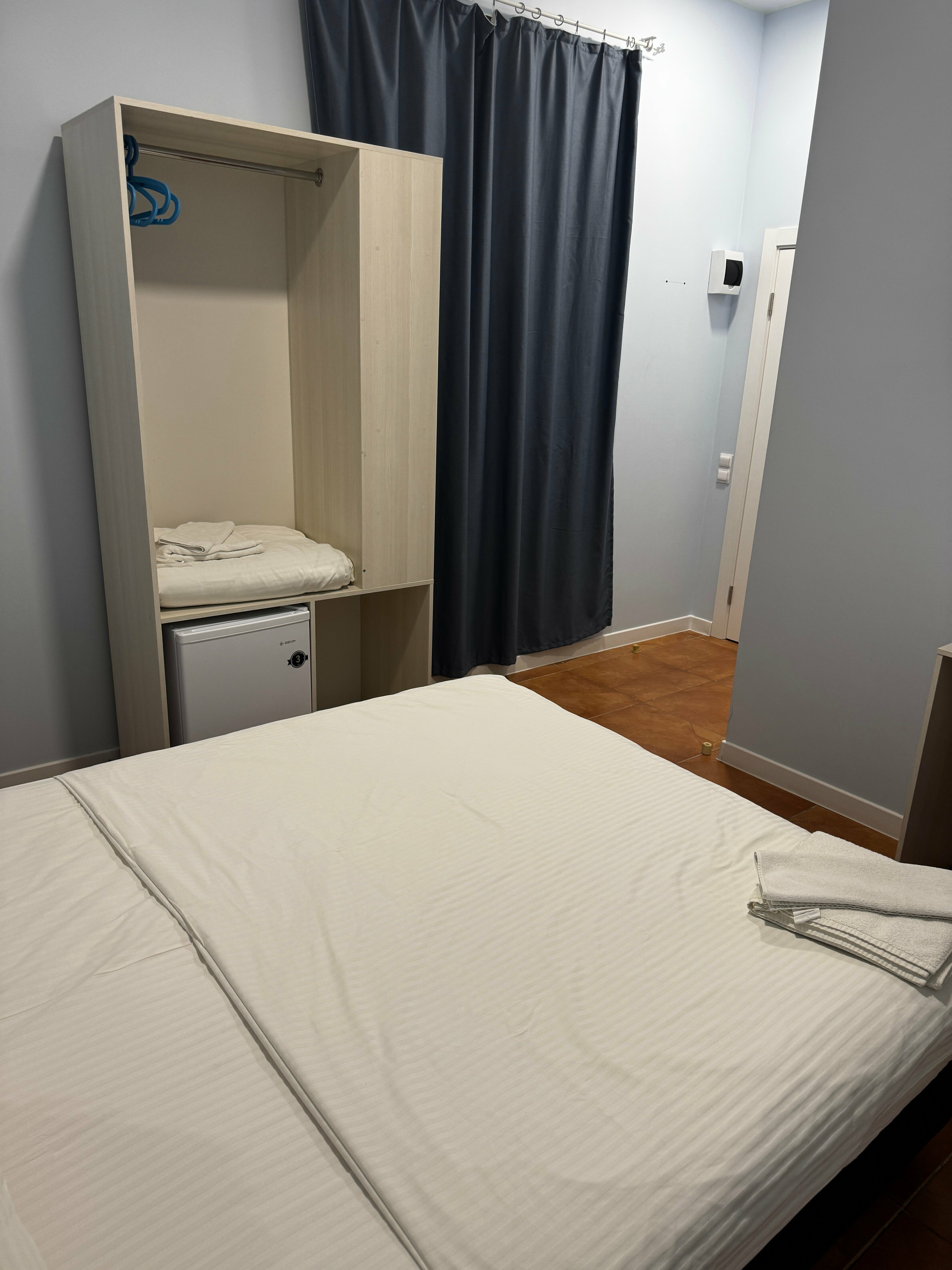 Четырехместный 2-х комнатный, с 2-мя ванными комнатами.