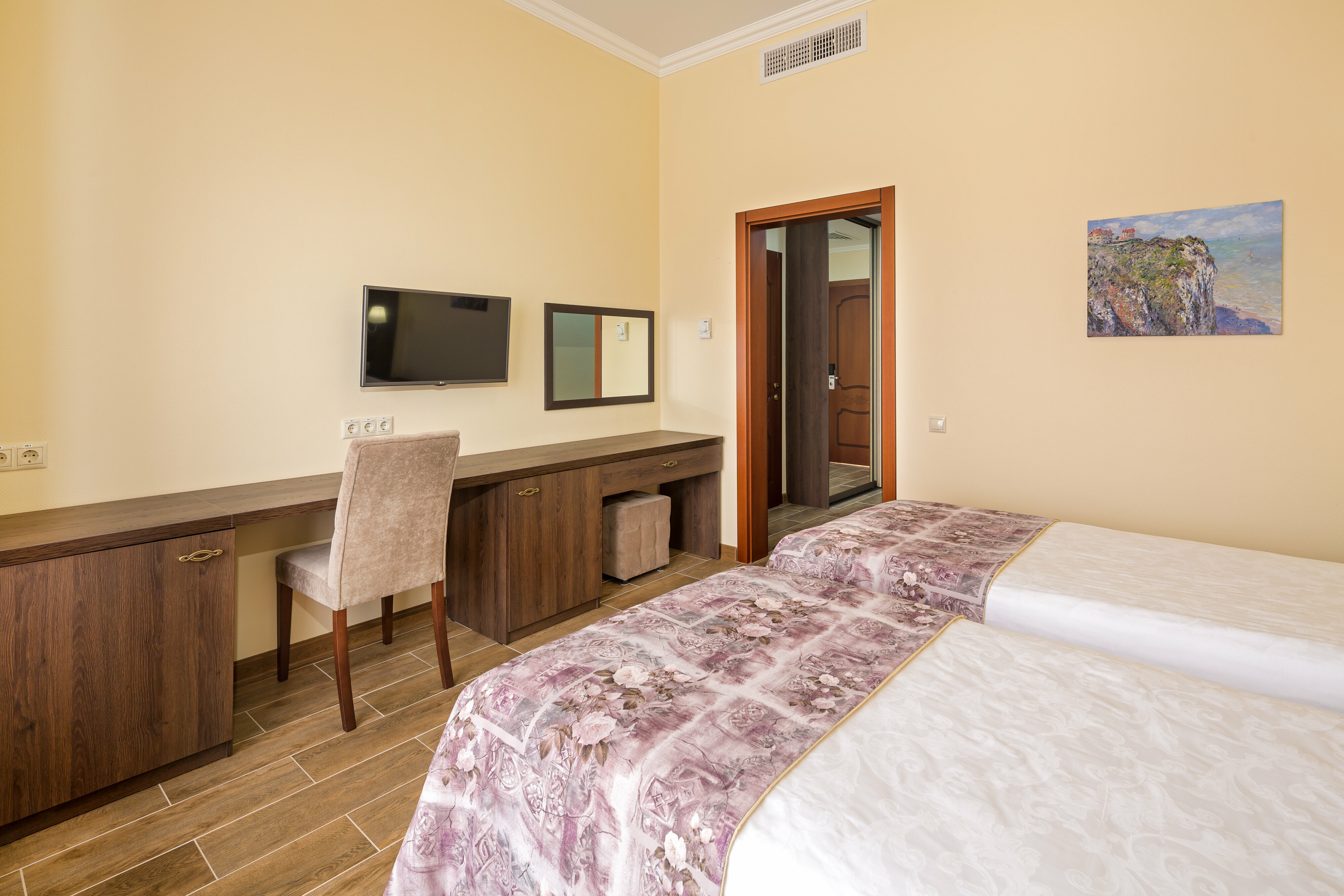 Стандарт с боковым видом на море и горы (6 этаж, с панорамными окнами, без балкона)