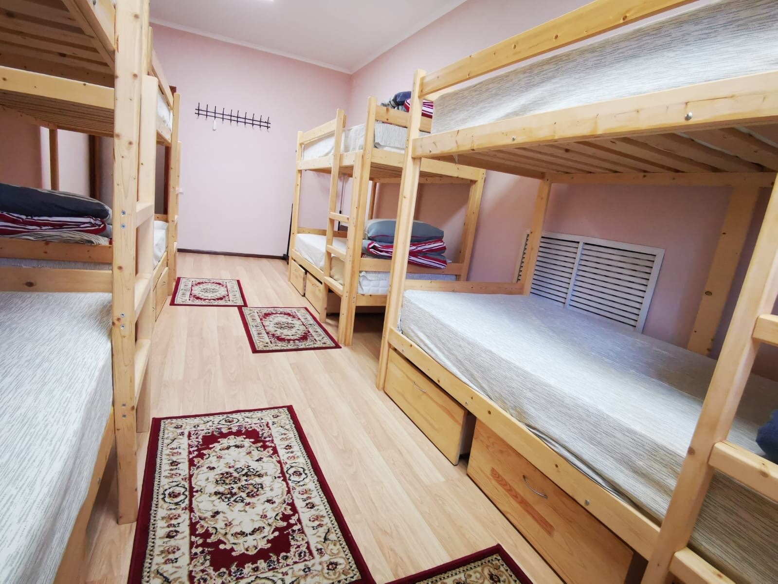 Общий номер для мужчин и женщин с 8 кроватями