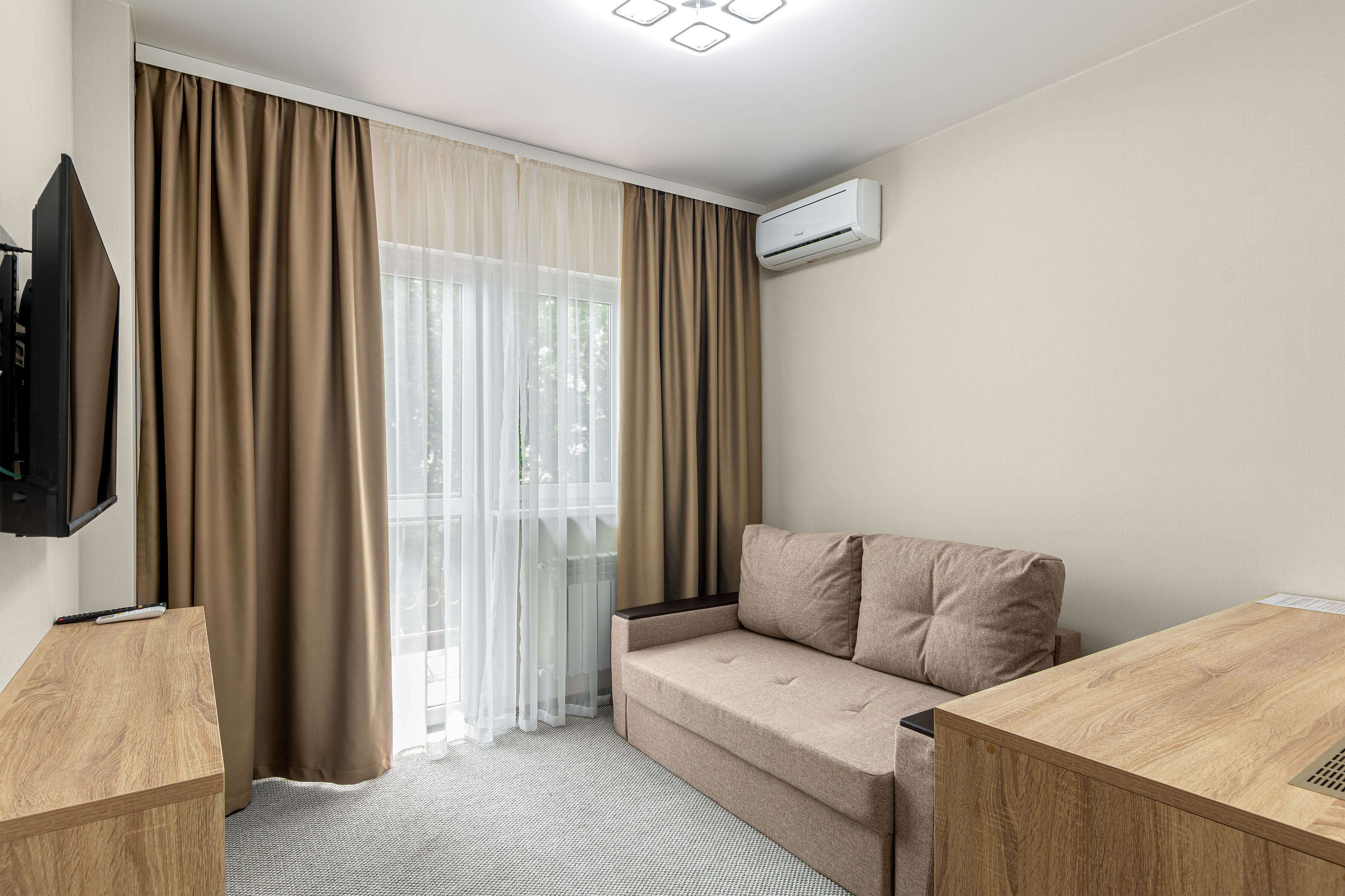 Семейный номер с боковым видом на море