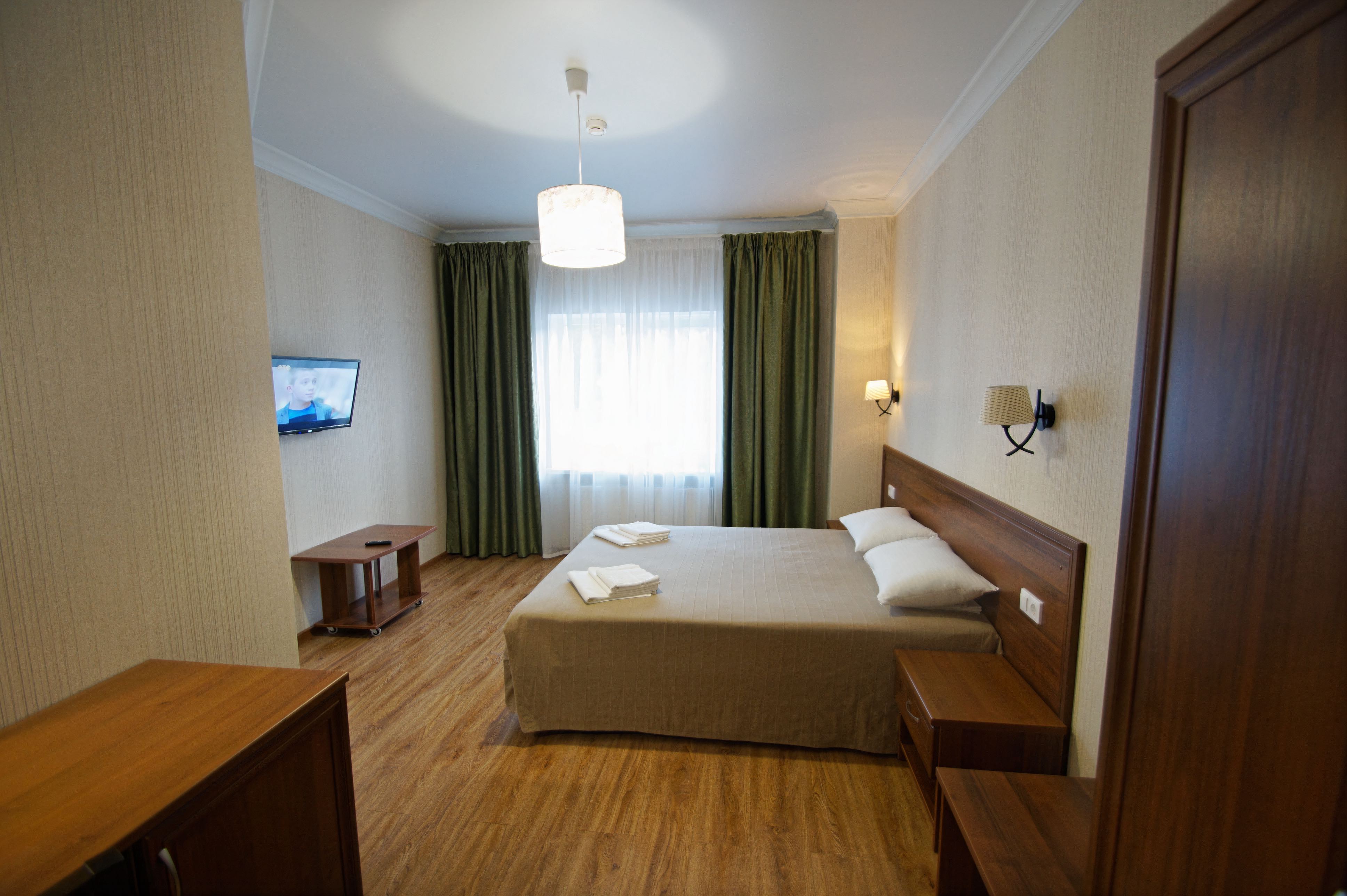 Люкс двухкомнатный семейный с террасой на внутреннем дворике