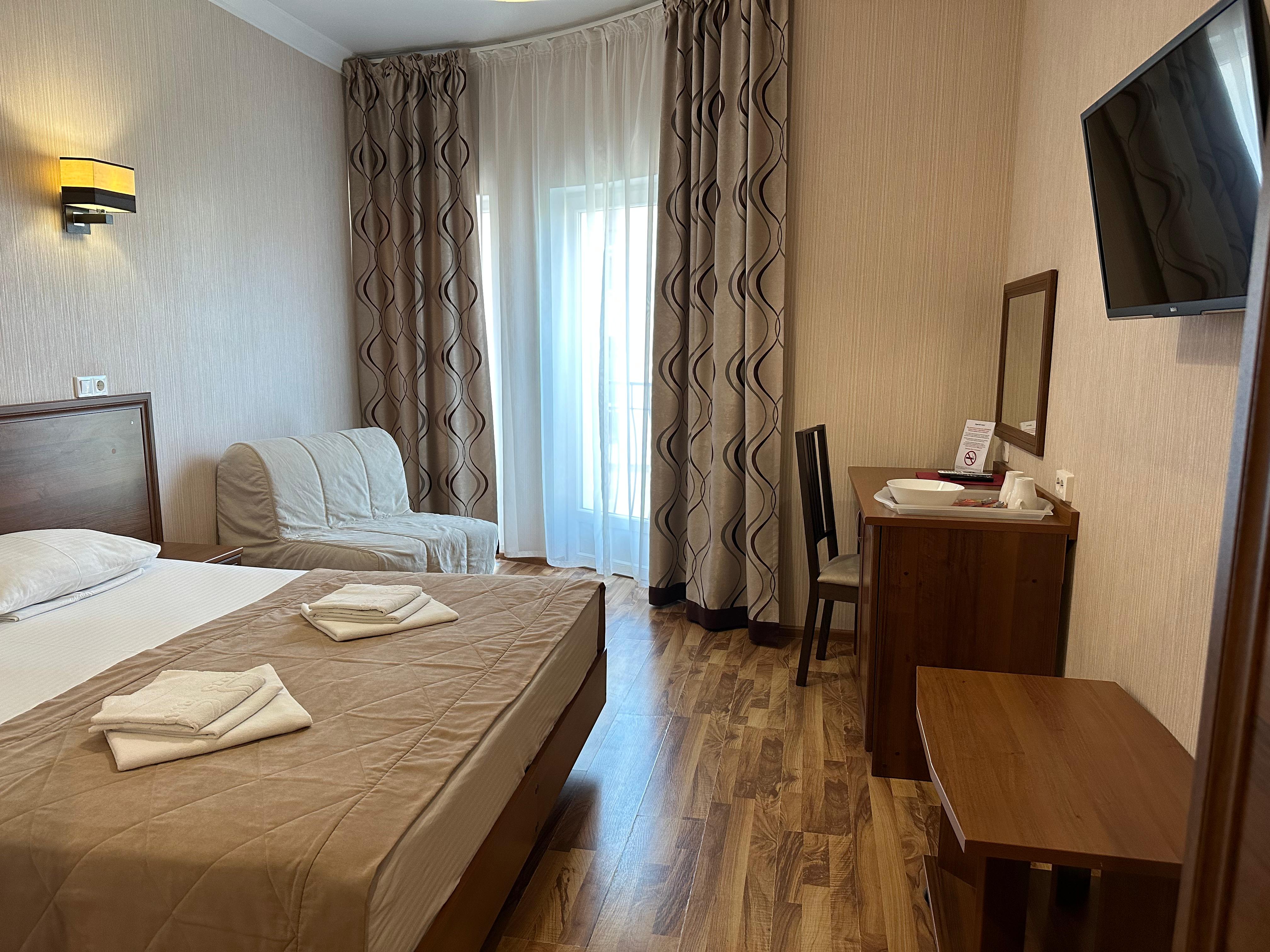 Двухместный номер с увеличенной площадью и мини-балконом на фасаде