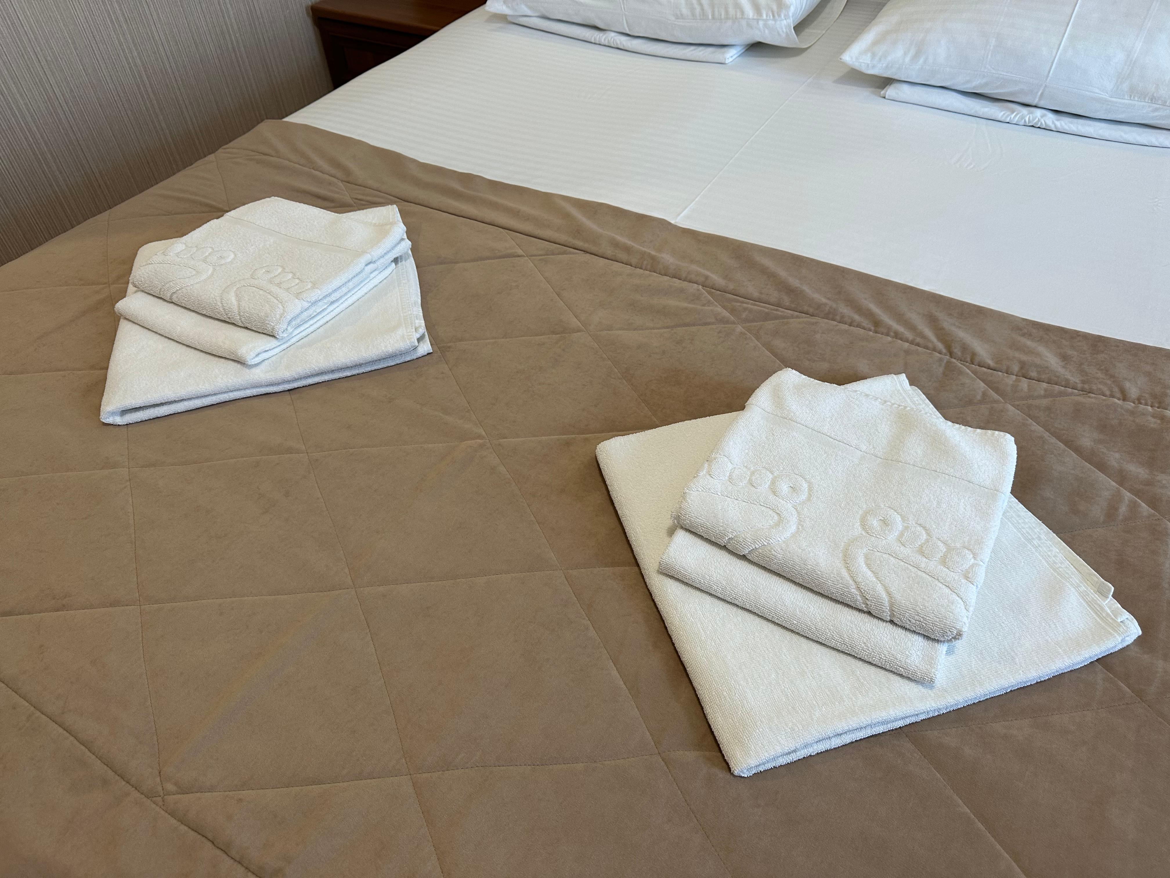 Двухместный номер с увеличенной площадью и мини-балконом на фасаде