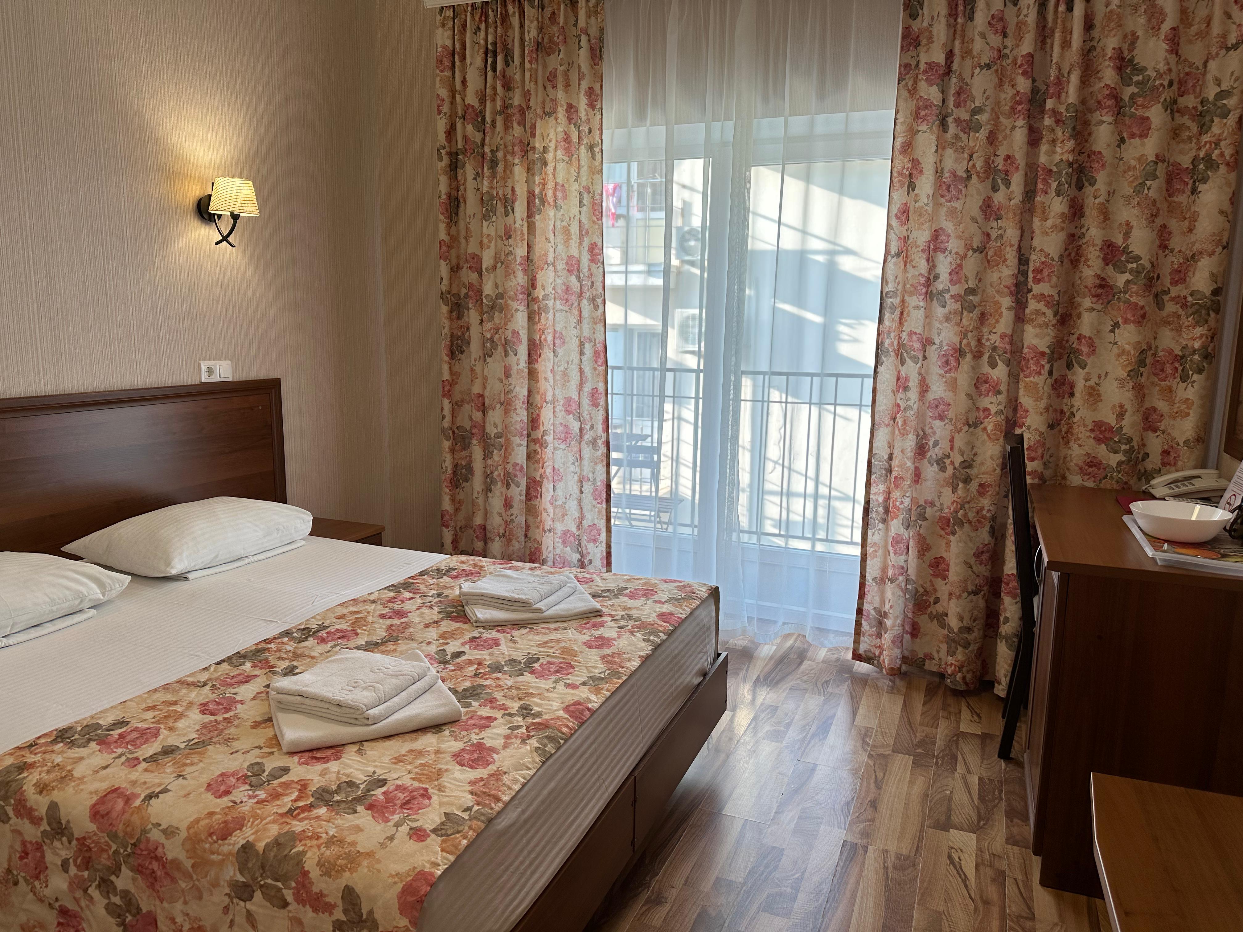 Двухместный номер с большим балконом на внутренний двор