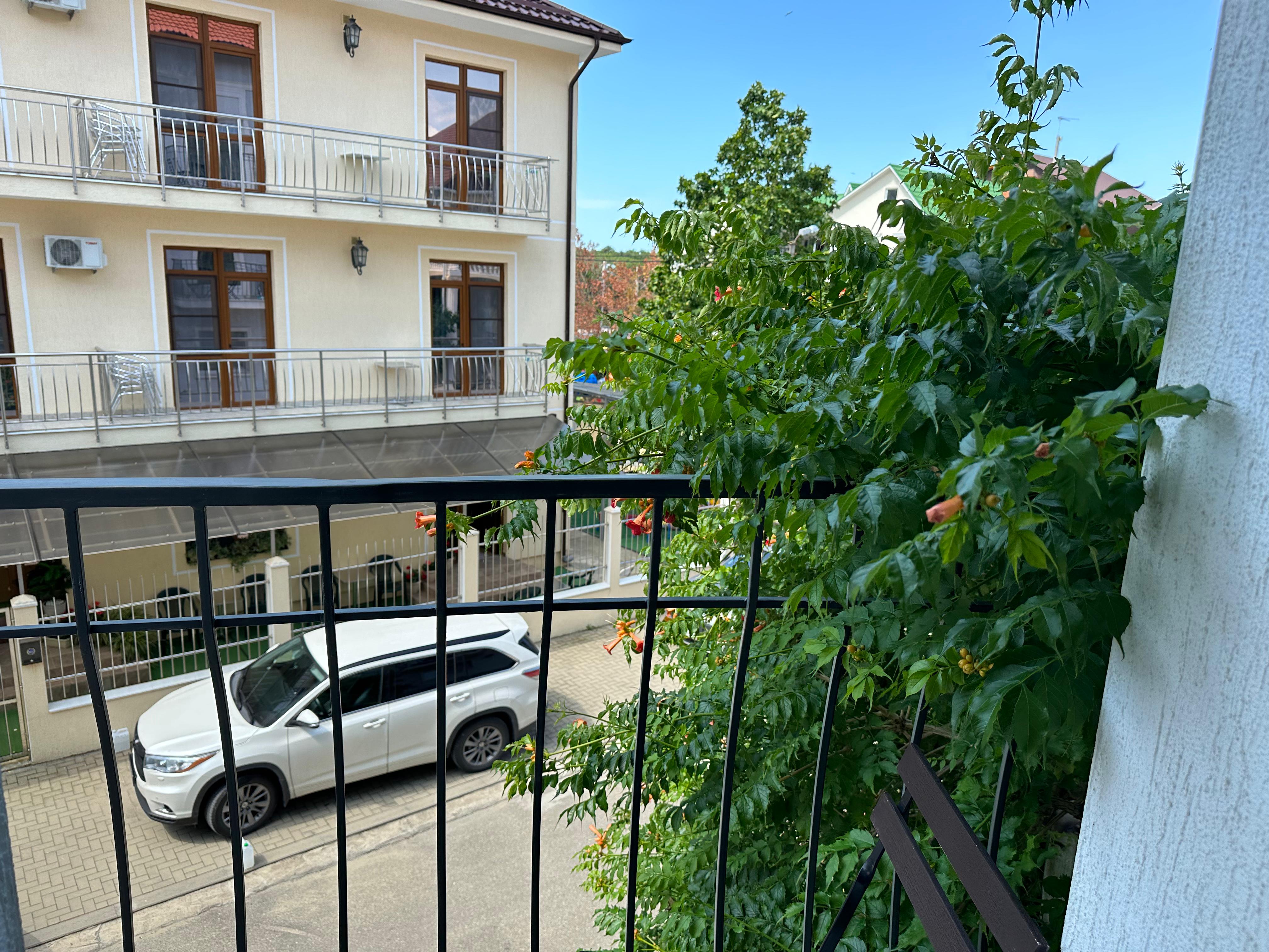 Двухместный номер с увеличенной площадью и мини-балконом на фасаде