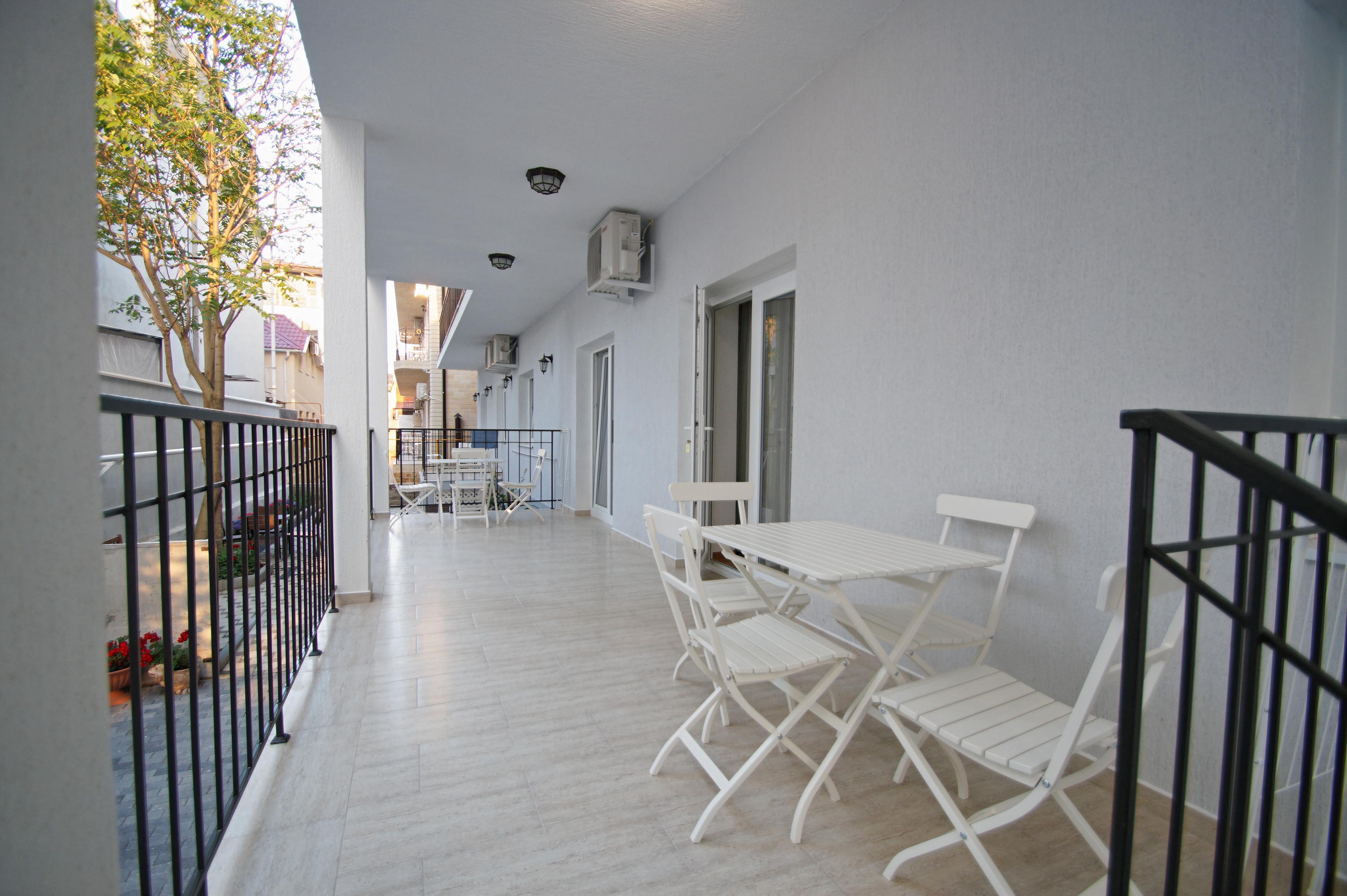 Люкс двухкомнатный семейный с террасой на внутреннем дворике (диван-кровать и двуспальная или 2 односпальные кровати)