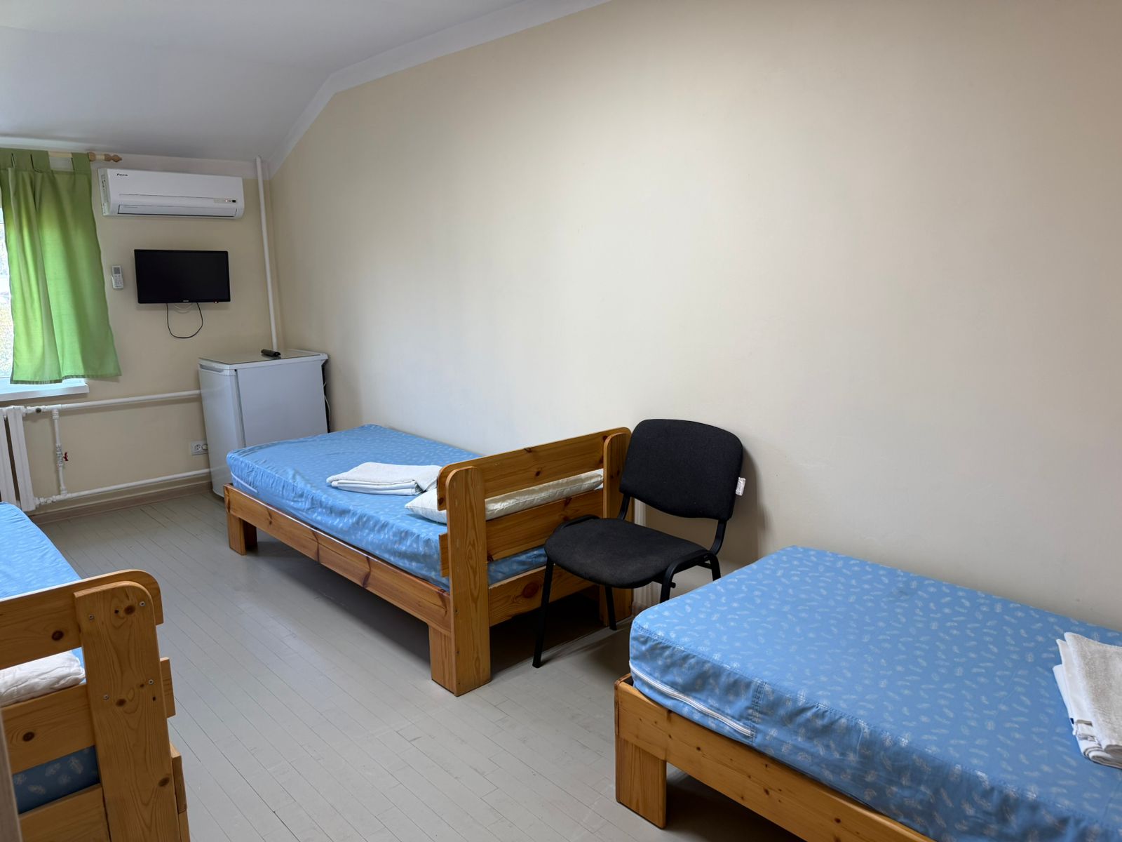 Трехместный номер эконом-класса с общими удобствами на этаже