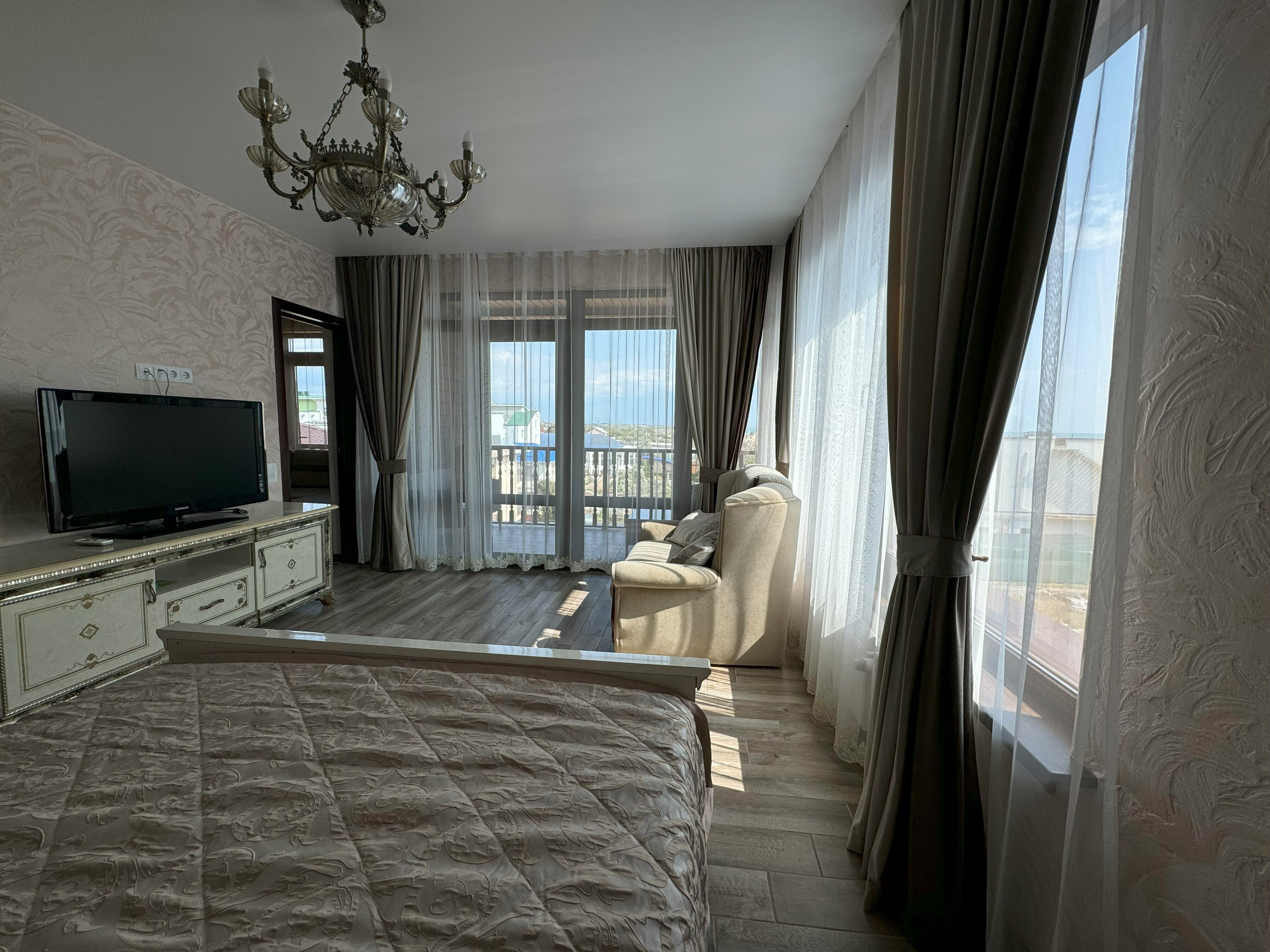 №12 Улучшенные двухкомнатные апартаменты люкс со своим балконом