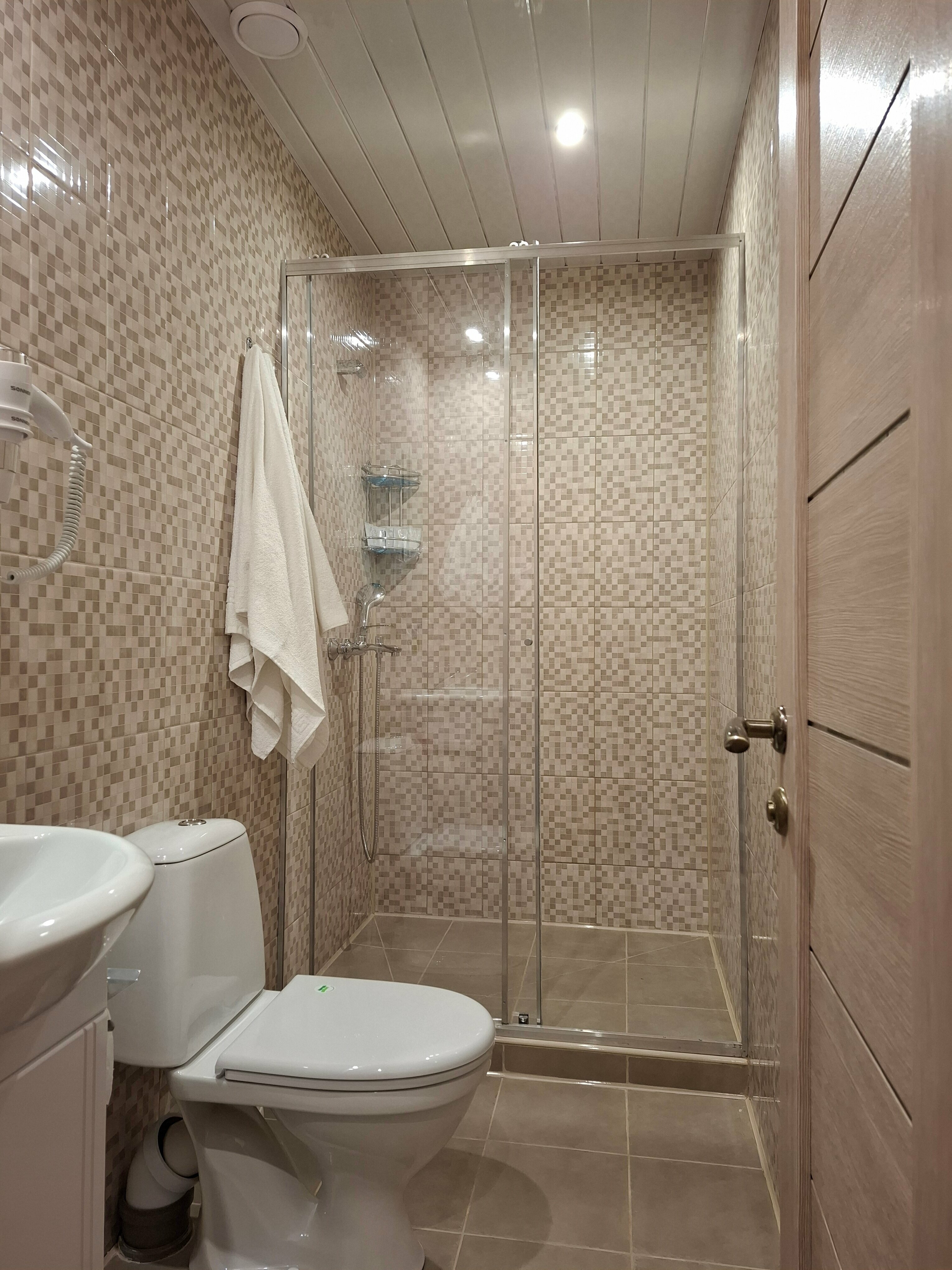 Трехместный номер «Комфорт» с душем