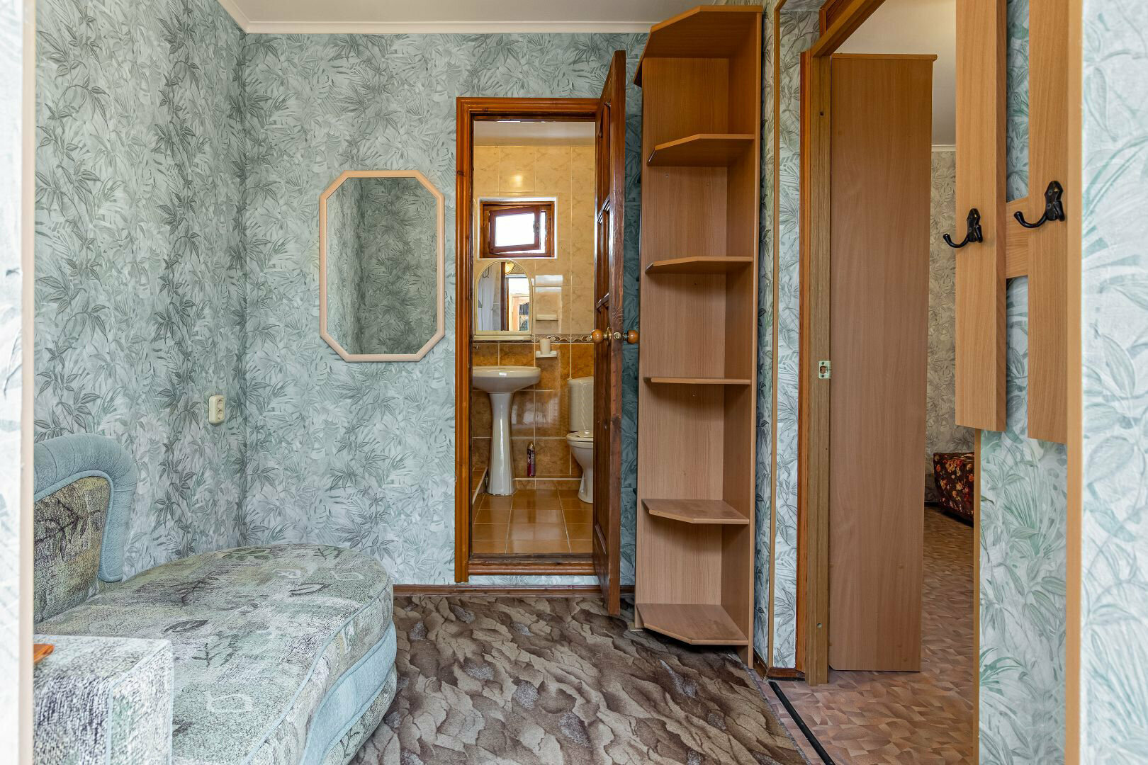 Улучшенный Двухкомнатный Трехместный номер с 2мя дополнительными местами