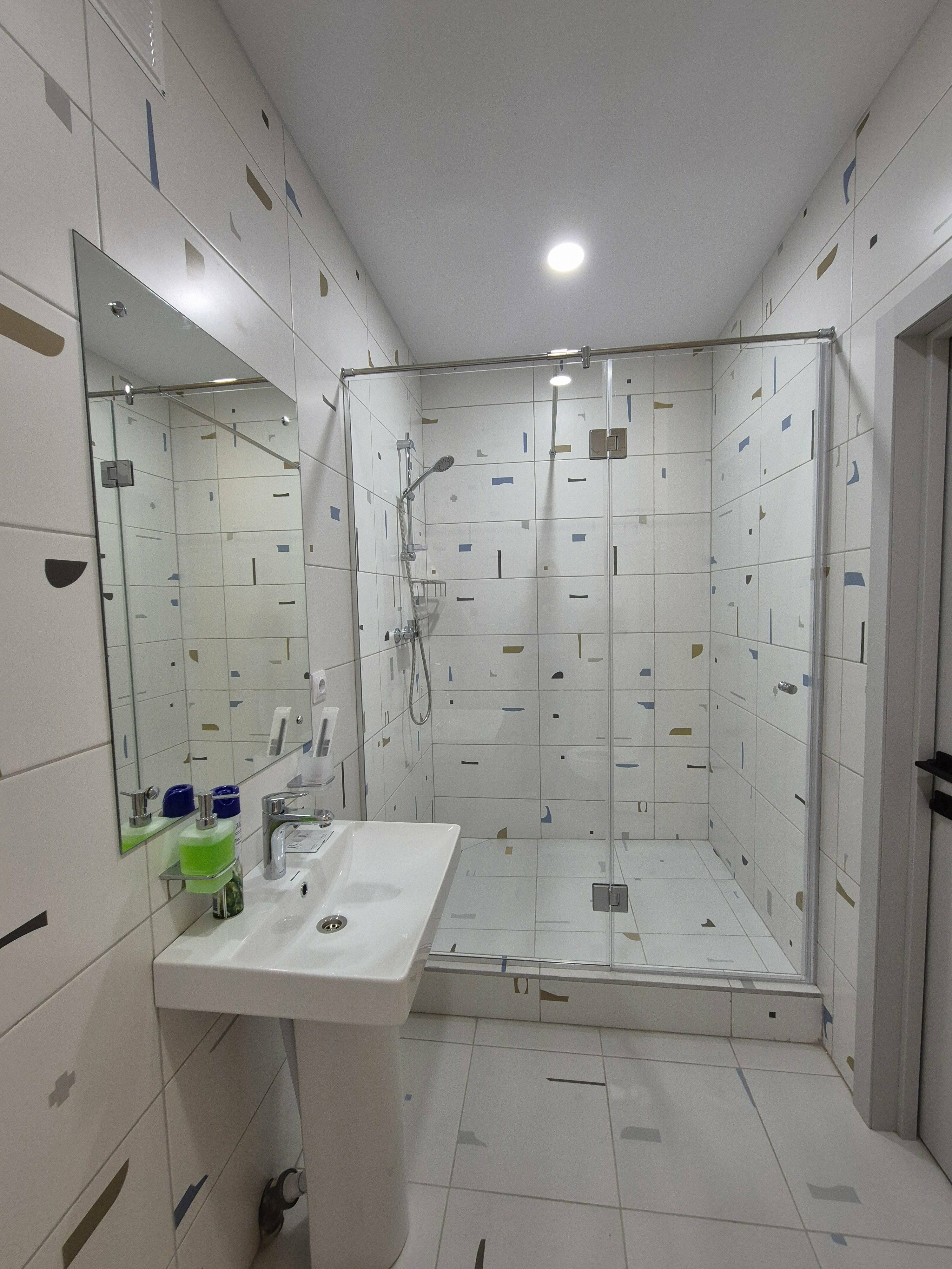 Двухместный номер с 2 отдельными кроватями и общей ванной комнатой