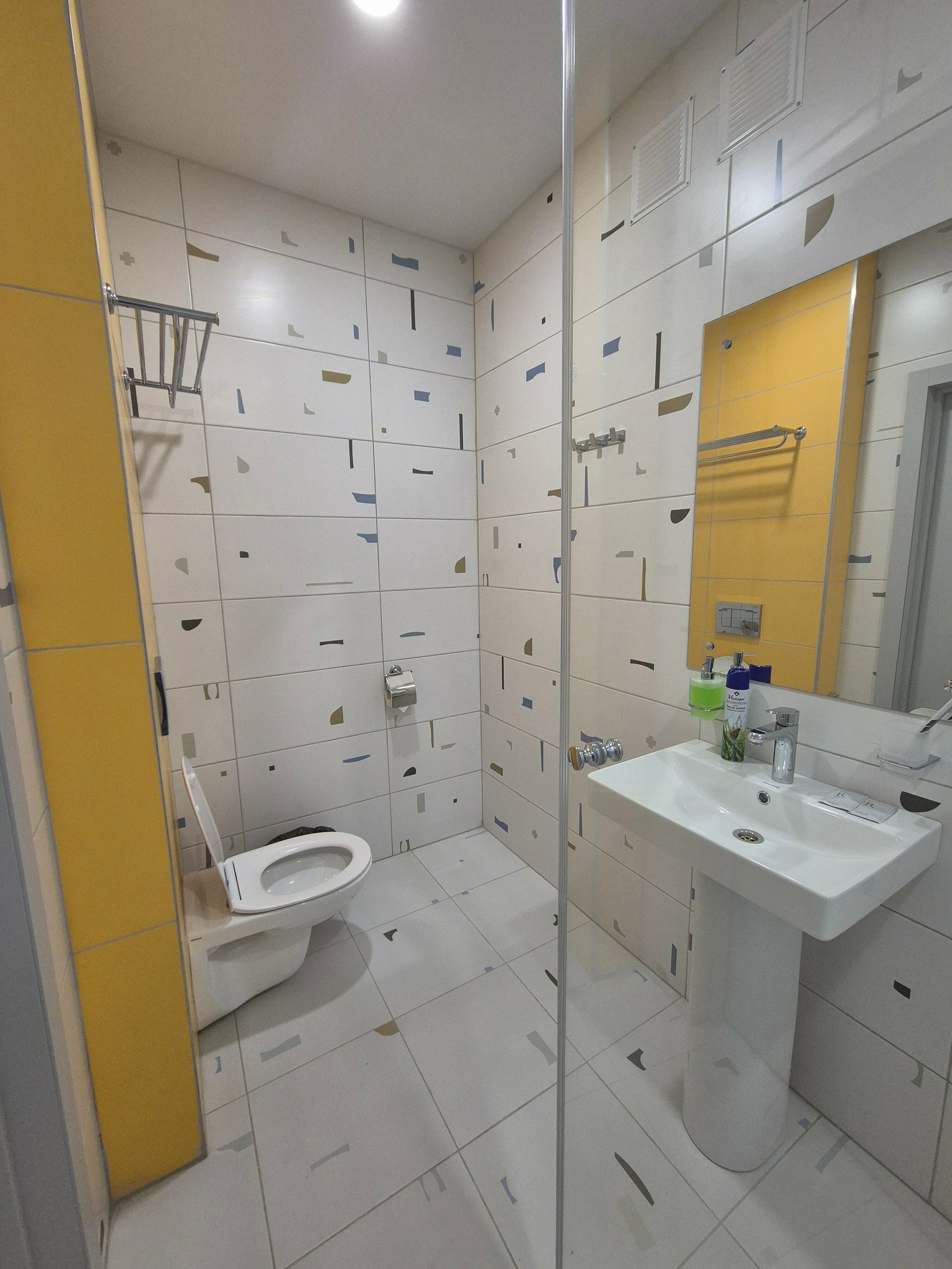 Двухместный номер с 2 отдельными кроватями и общей ванной комнатой