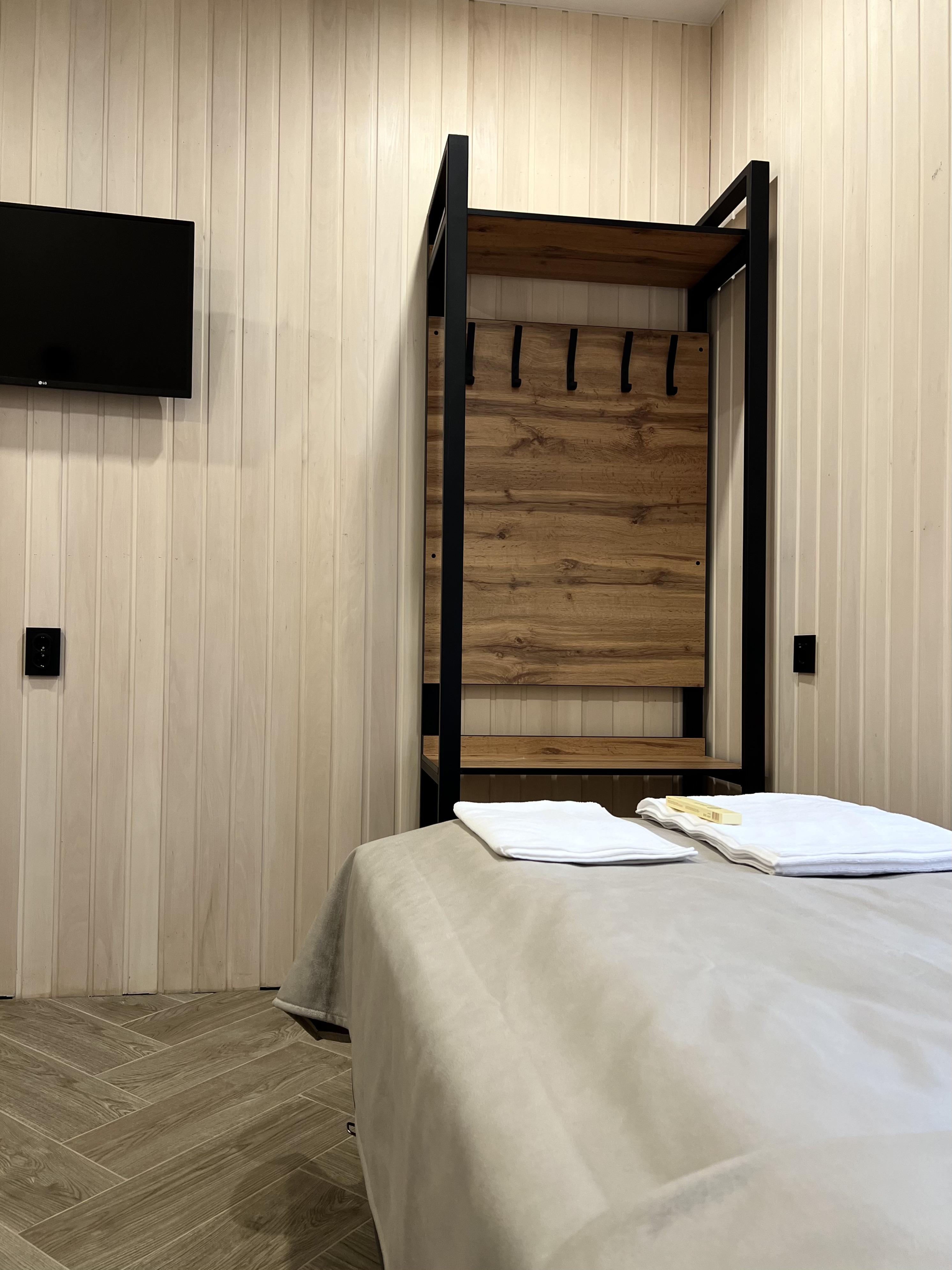 Стандартный двухместный номер с 2 отдельными кроватями и общей ванной комнатой