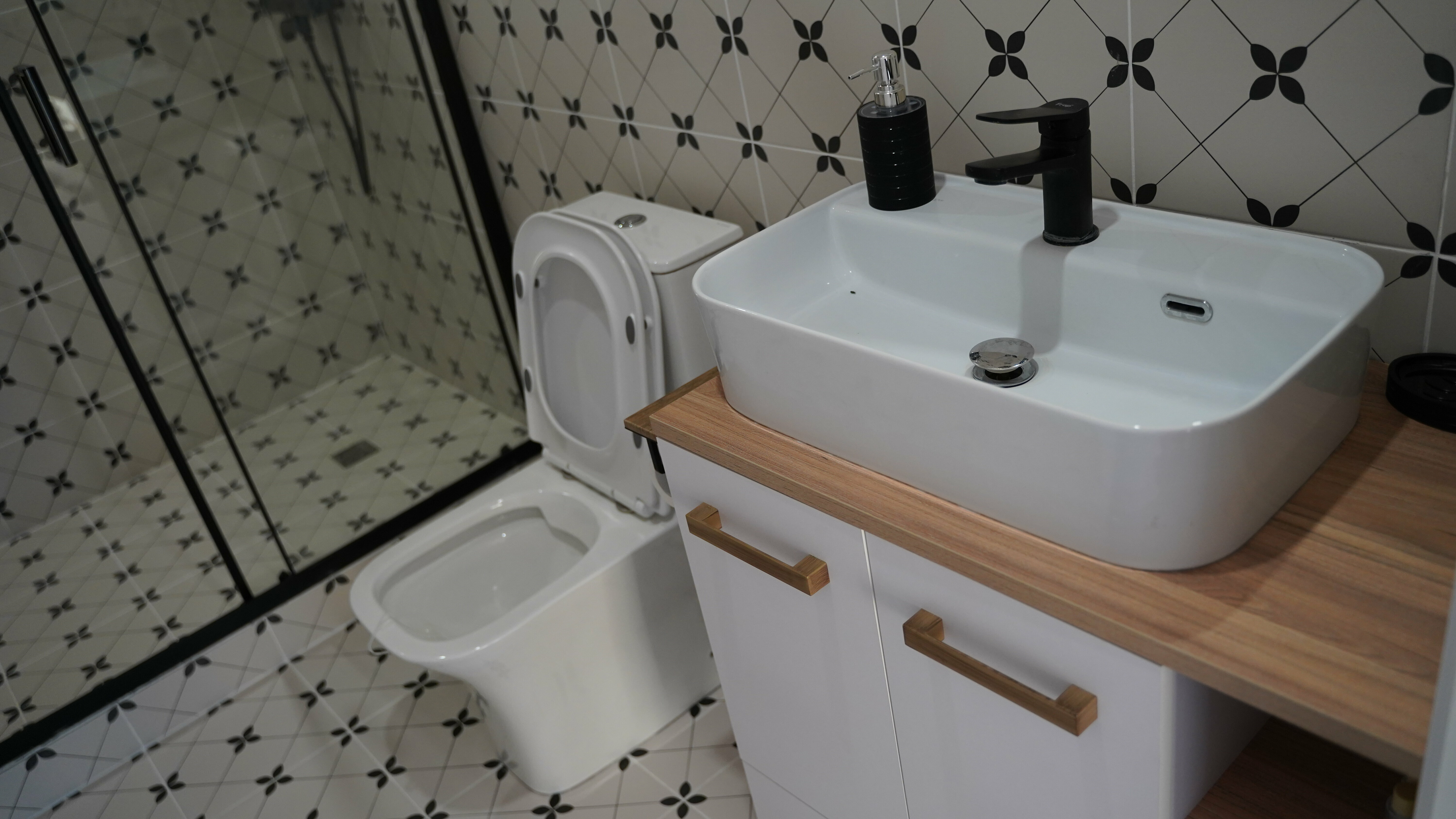 Дом у озера в тишине