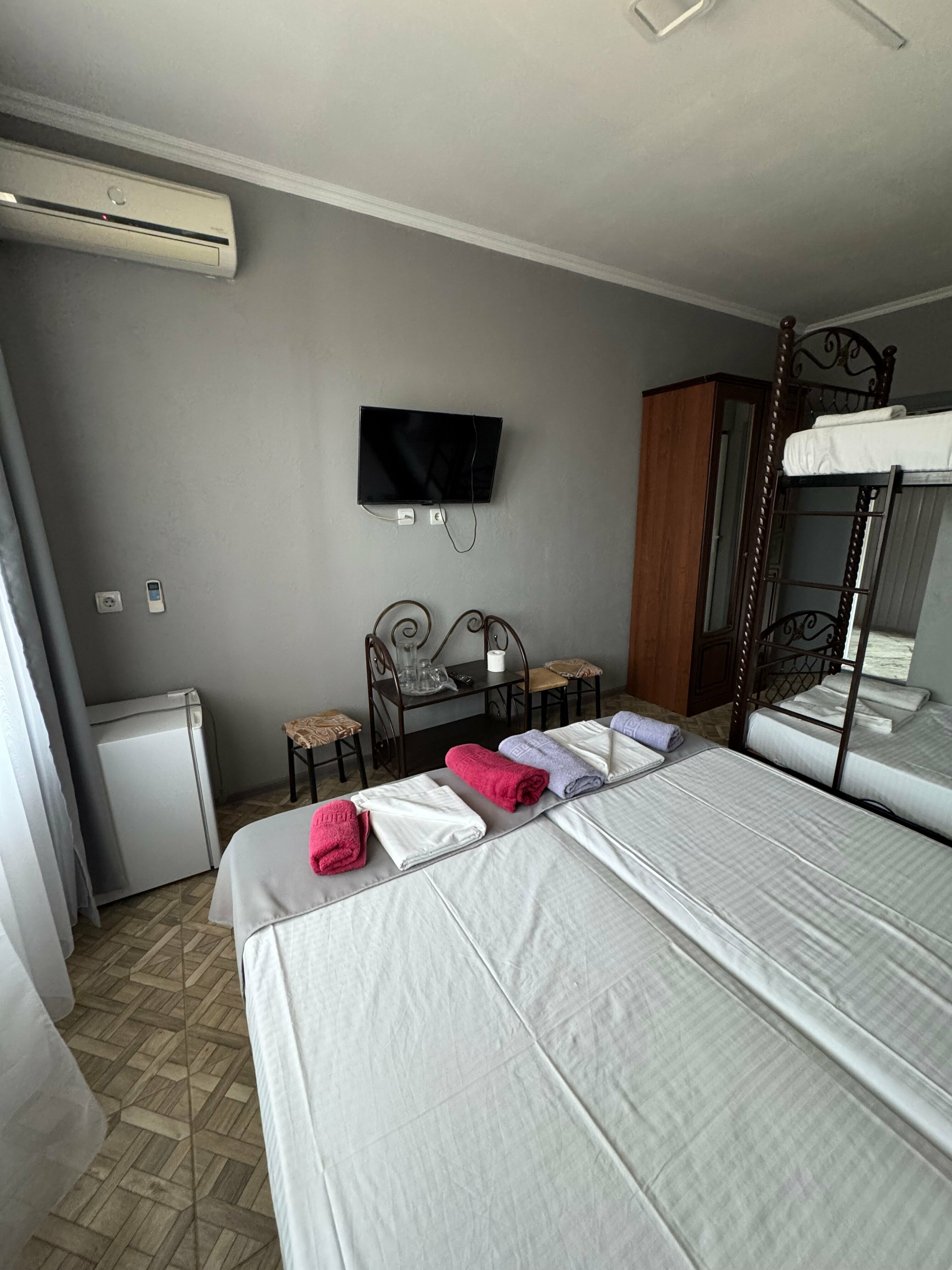 Семейный номер с боковым видом на море