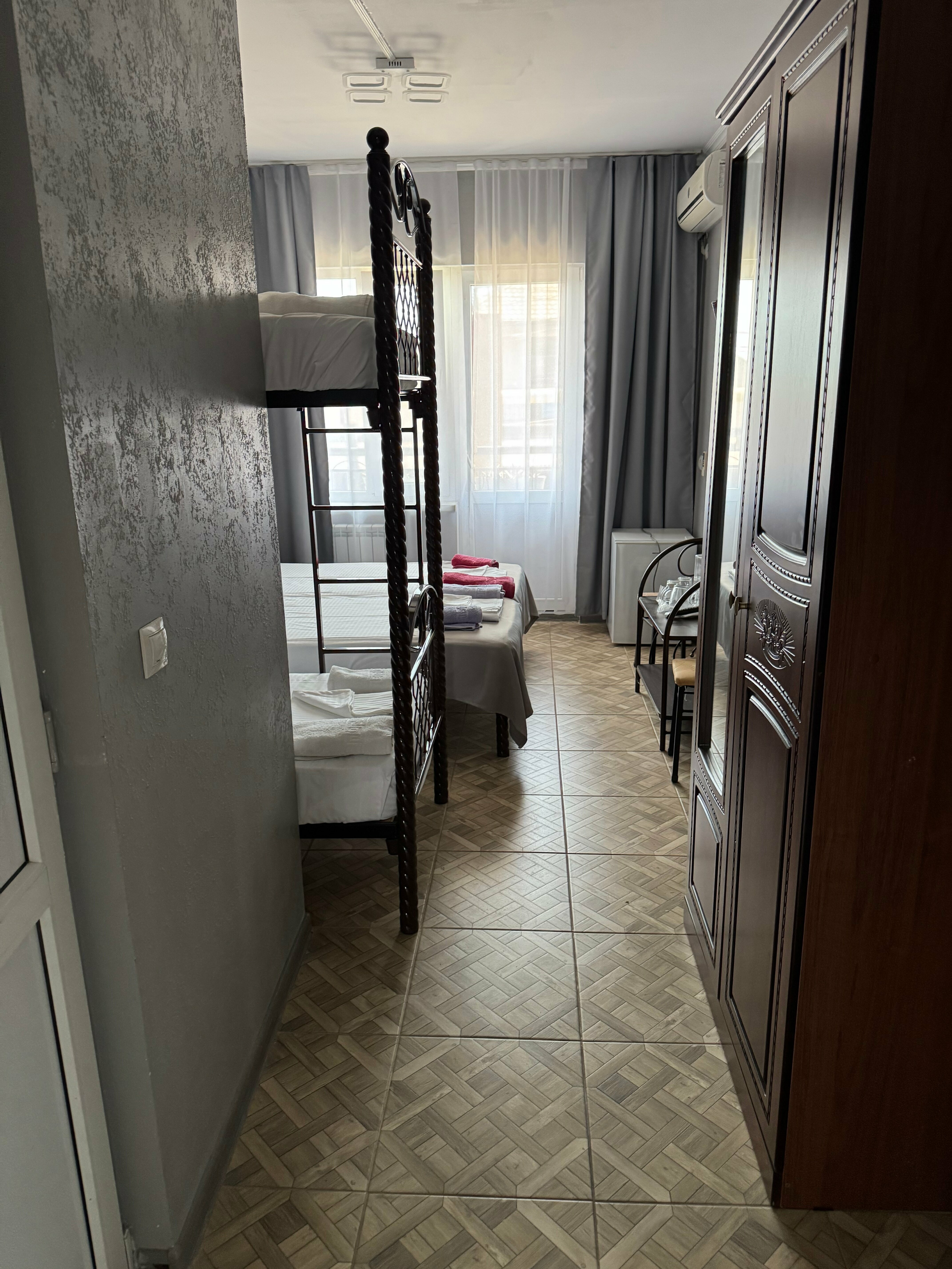 Семейный номер с боковым видом на море