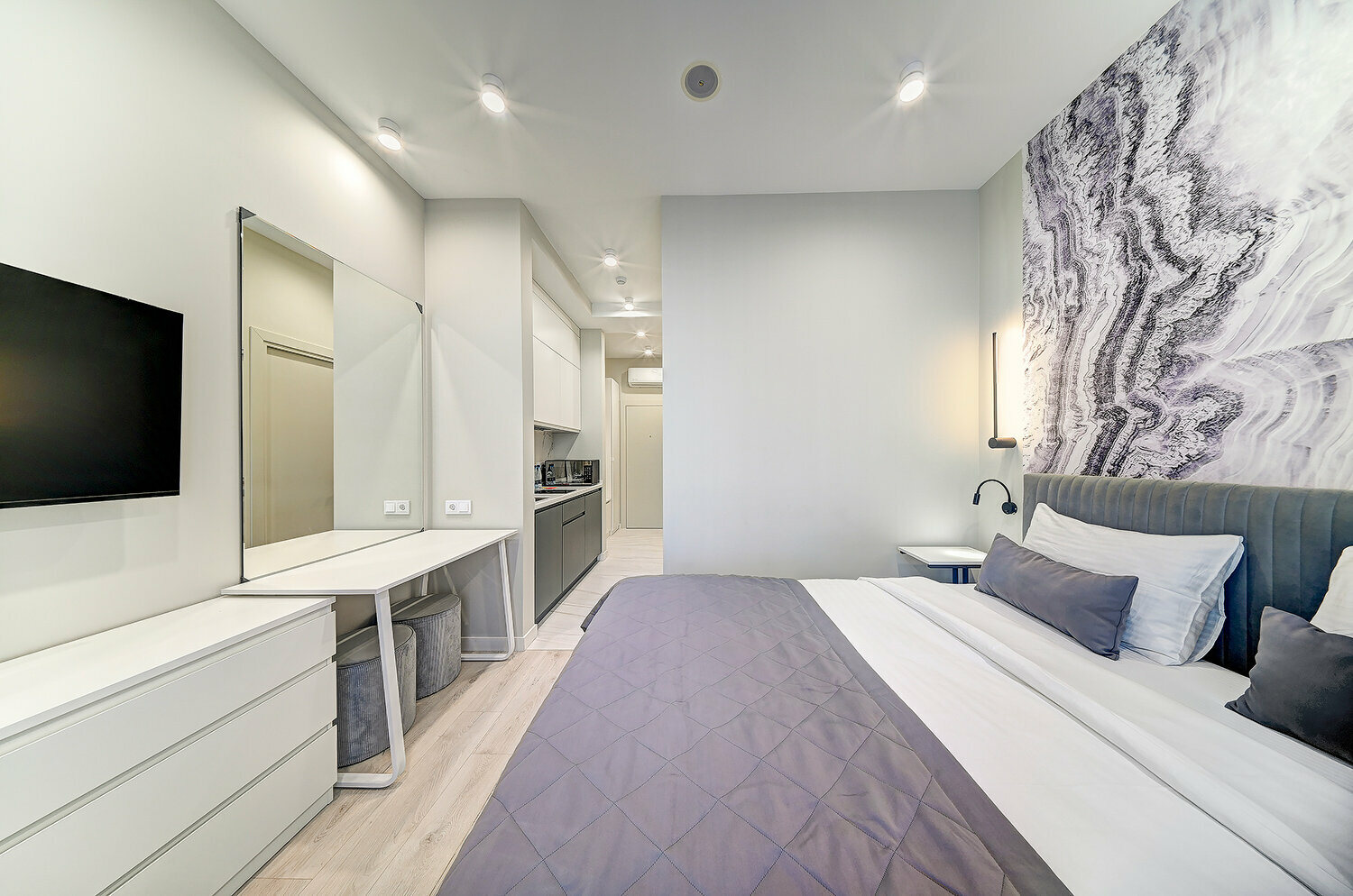 Студия с видом на море с французским балконом