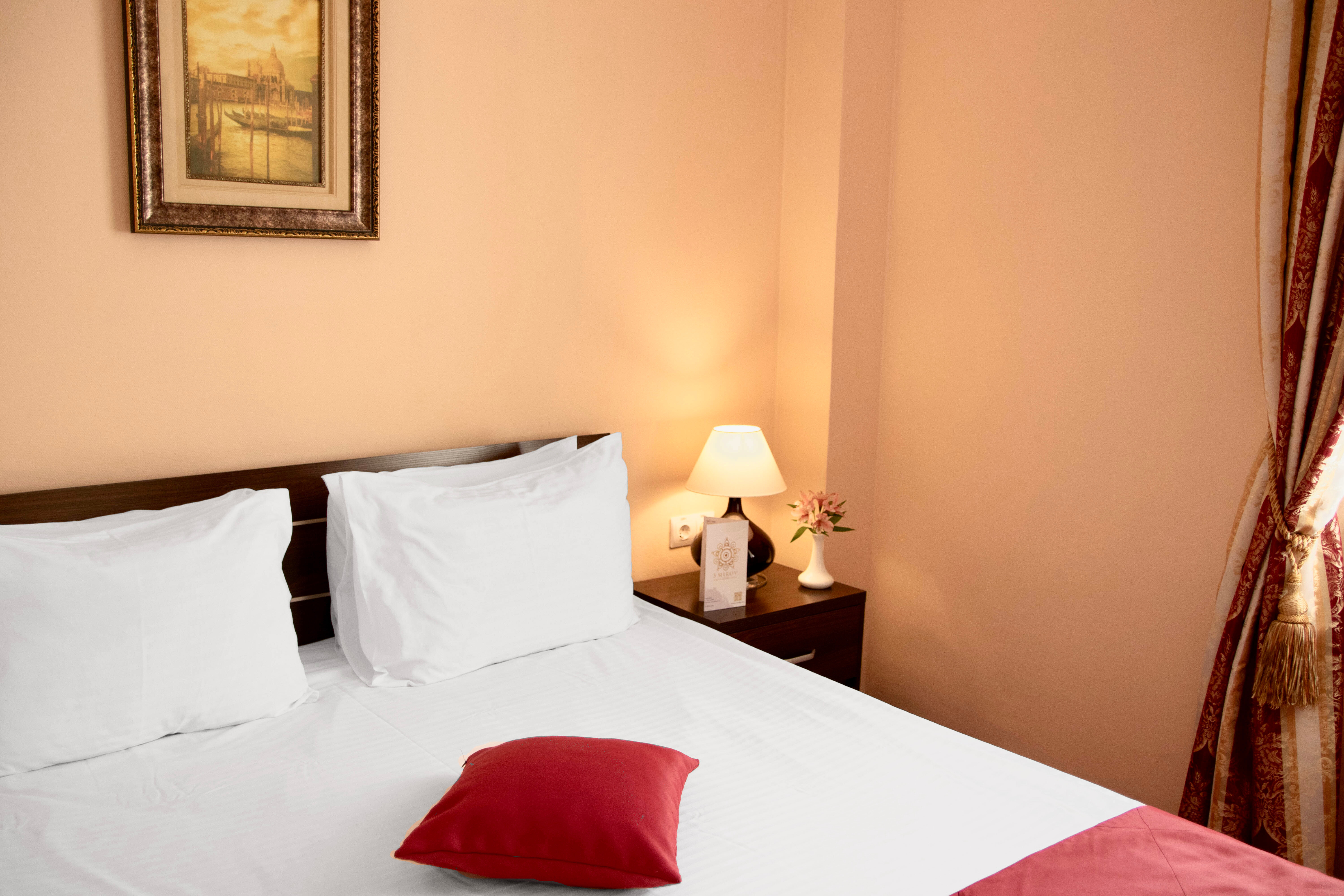 Двухместный стандарт с одной двуспальной кроватью