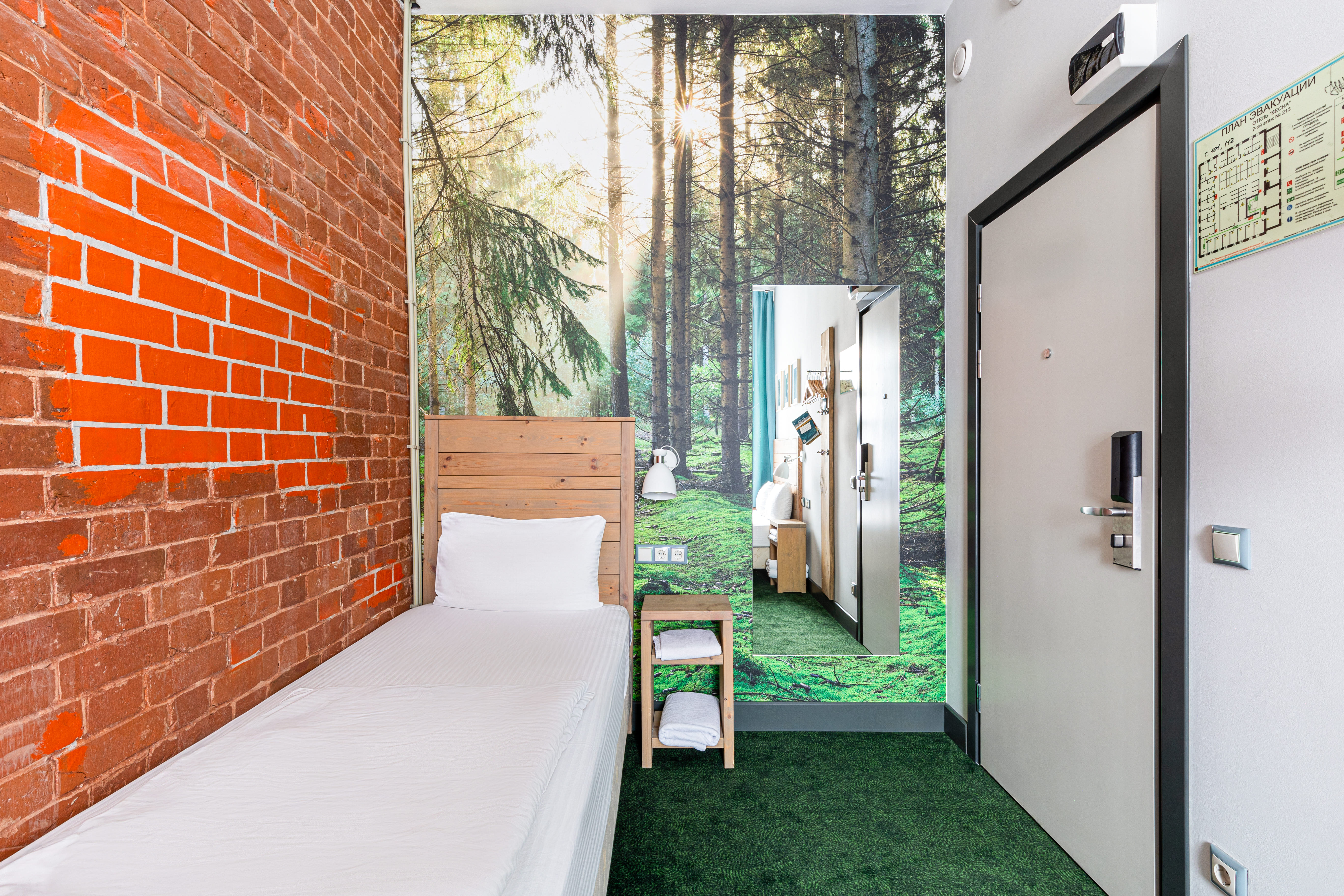 Трехместный номер с двуспальной кроватью, одной дополнительной кроватью и общей ванной комнатой