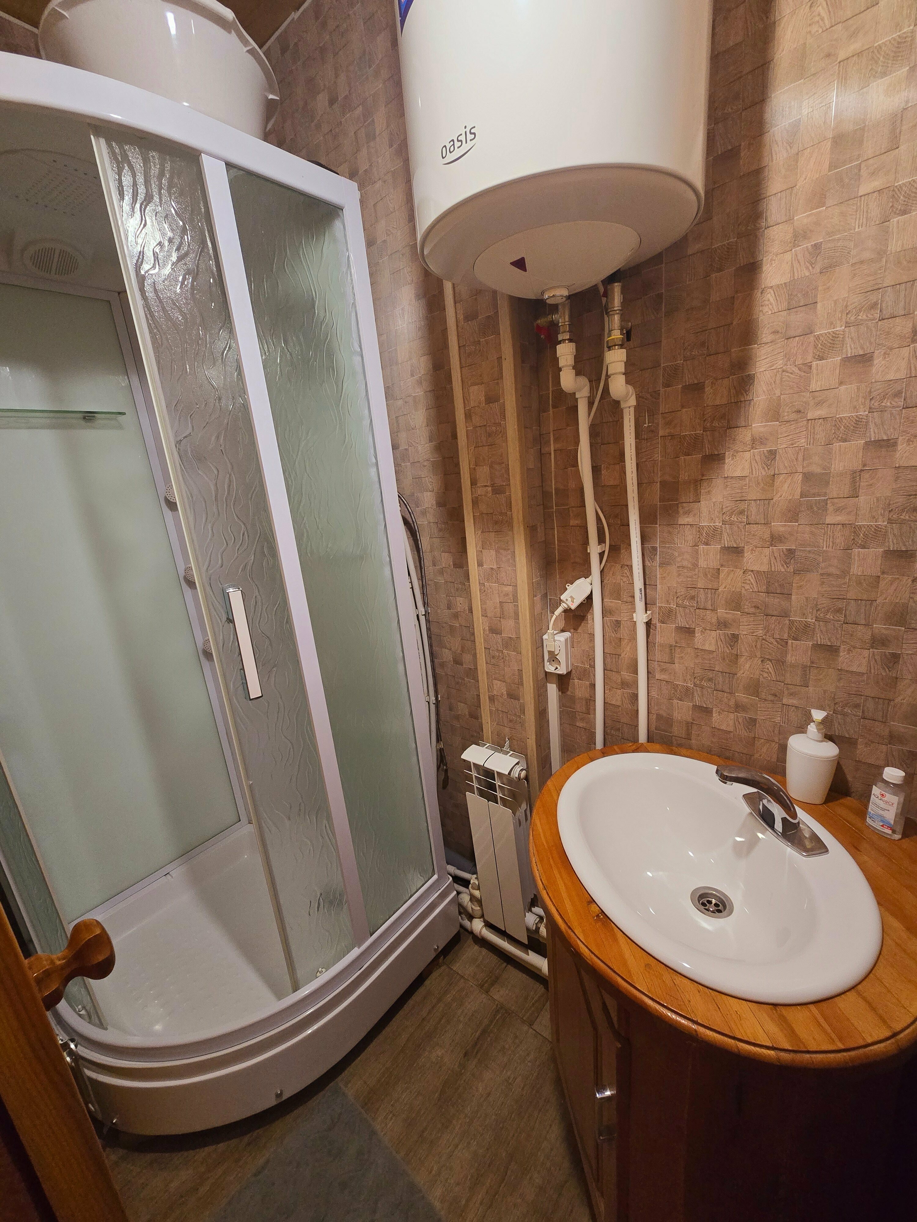 Трехместный номер с общим душем и туалетом