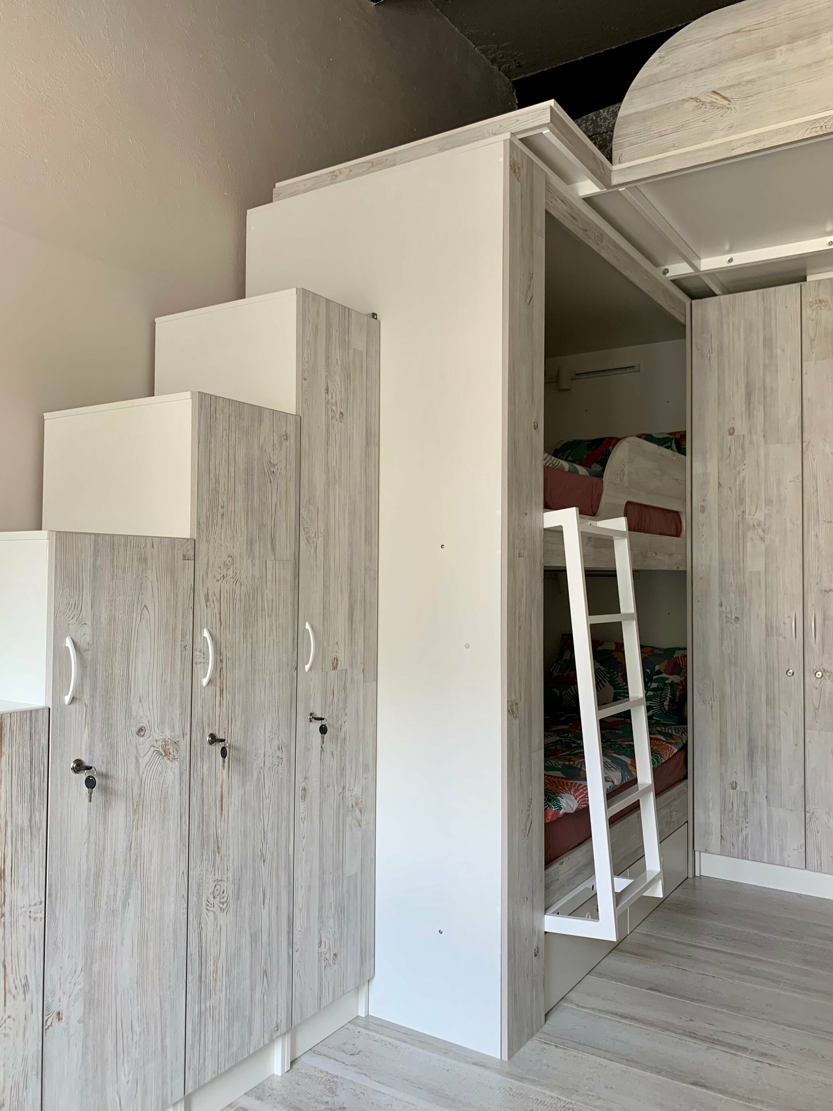 Семейный номер с общей ванной комнатой