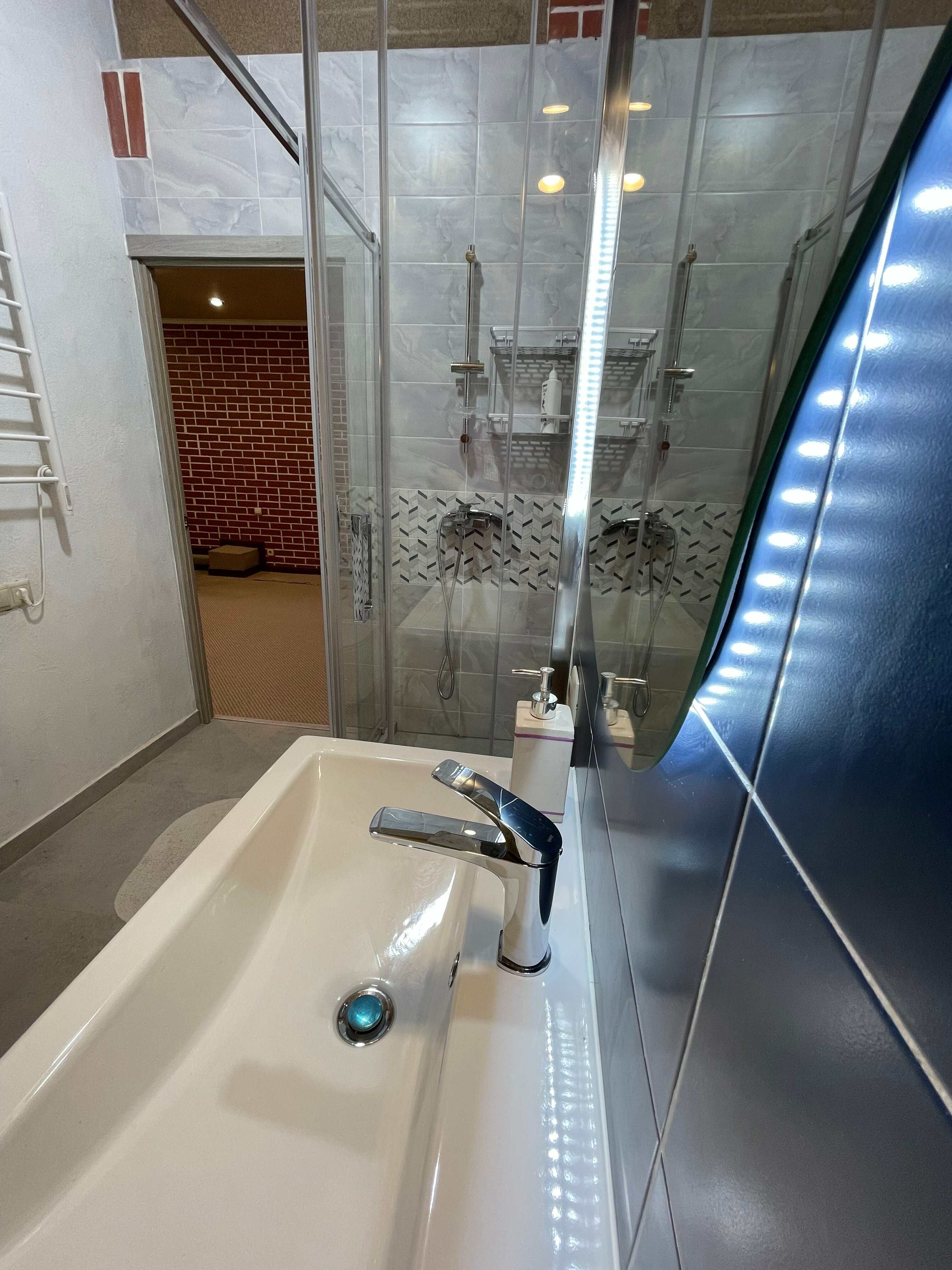 Трехместный номер с собственной ванной комнатой