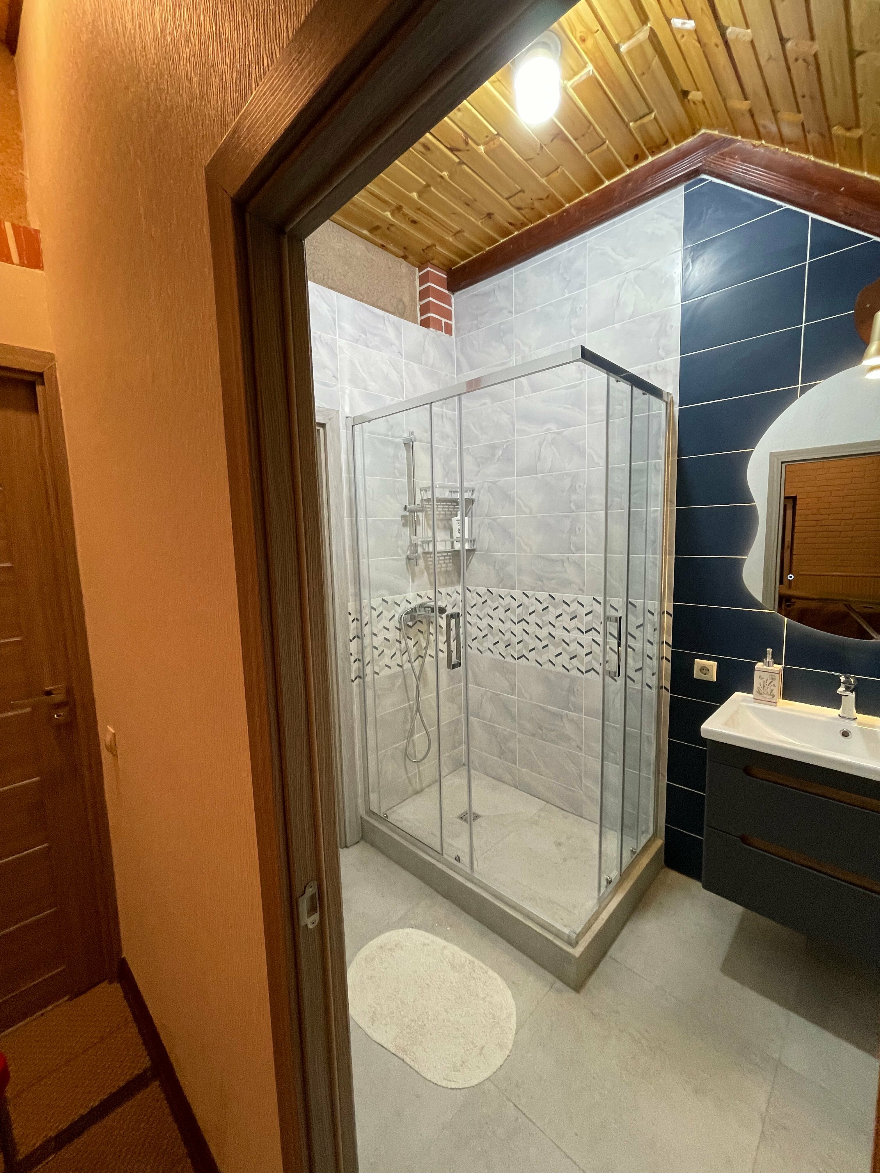 Трехместный номер с собственной ванной комнатой