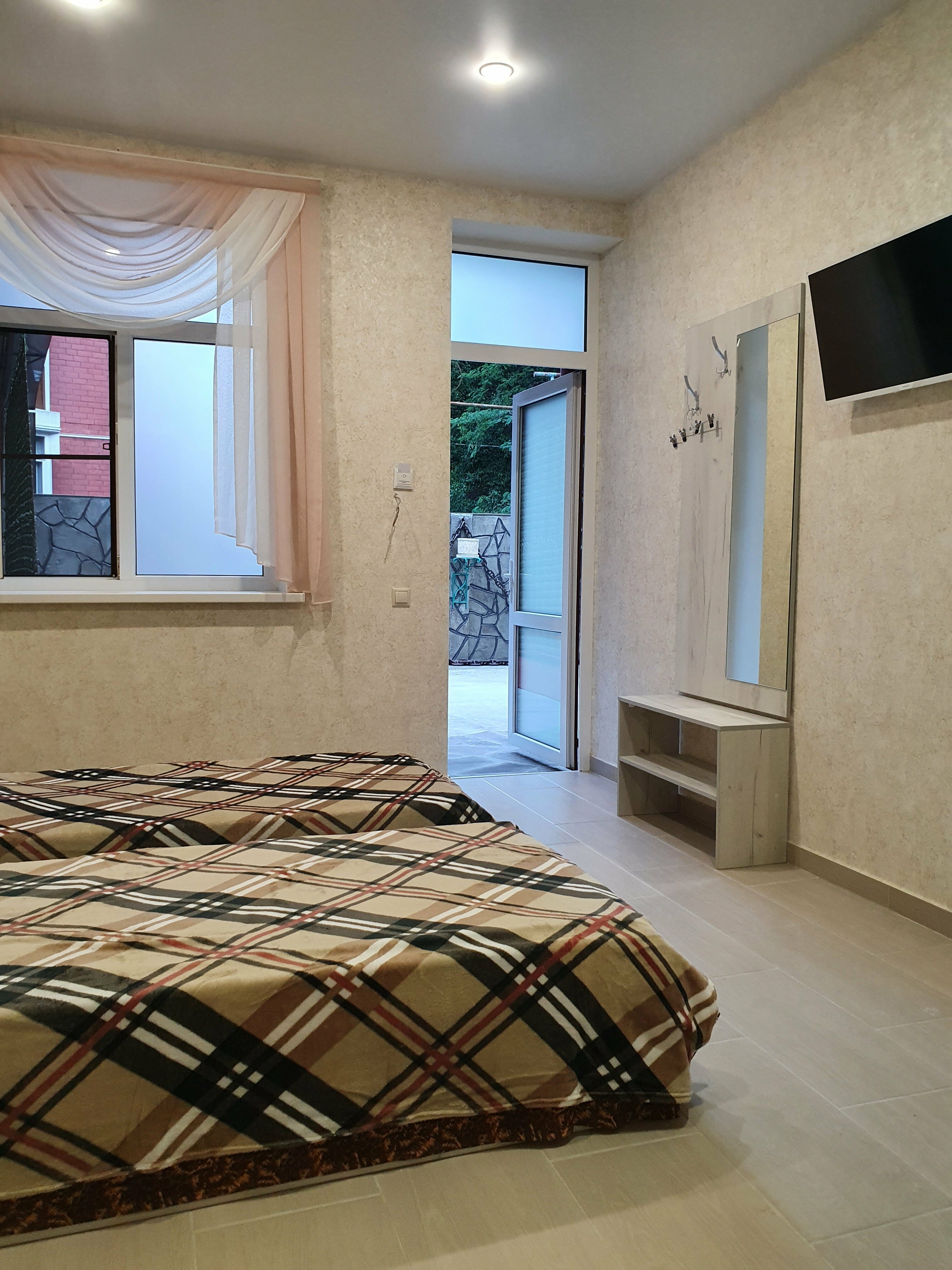 Двухместный номер с 1 кроватью или двумя отдельными кроватями, мини кухней и душевой.