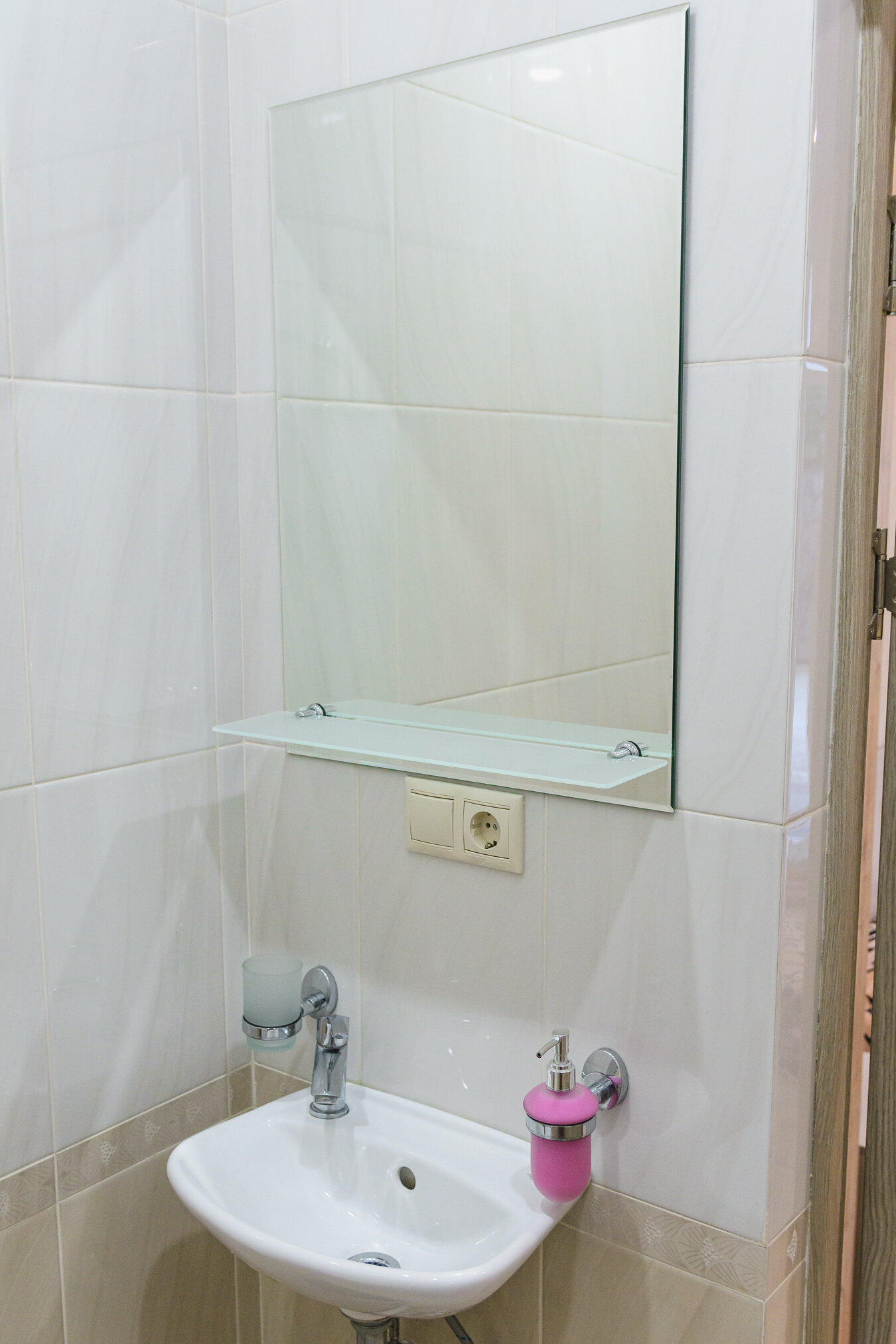 Двухместный номер с 1 кроватью или двумя отдельными кроватями, мини кухней и душевой.