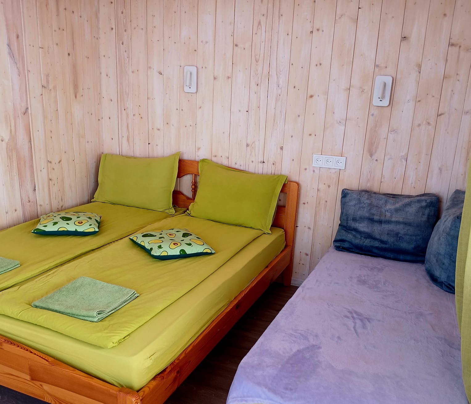 Глэмп-домик с видом на море