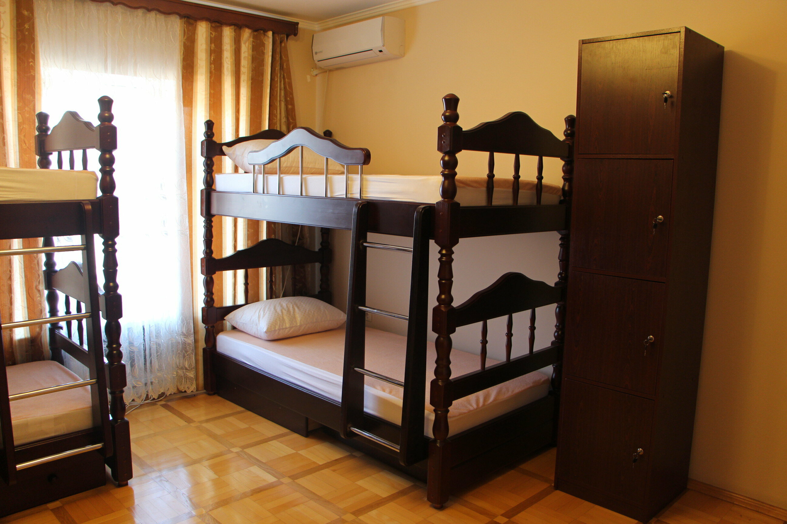 Общий номер для мужчин с 6 кроватями