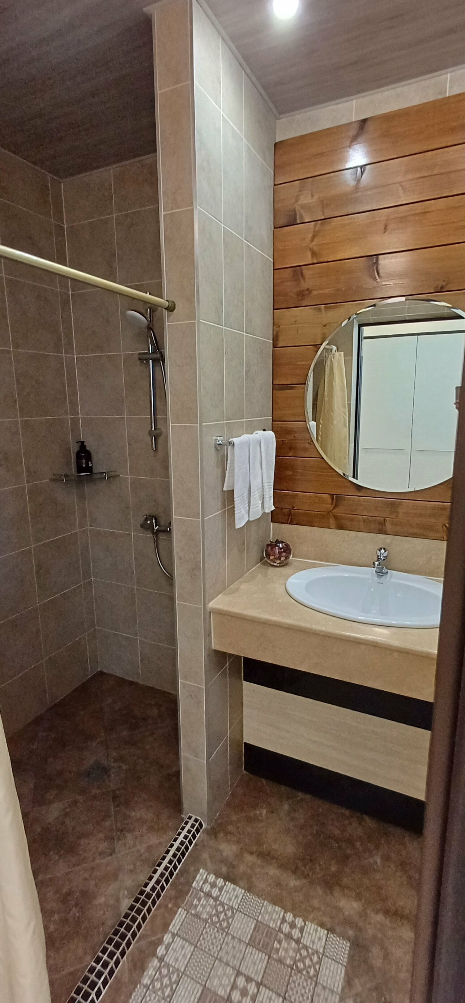 Номер делюкс с большой двухспальной кроватью