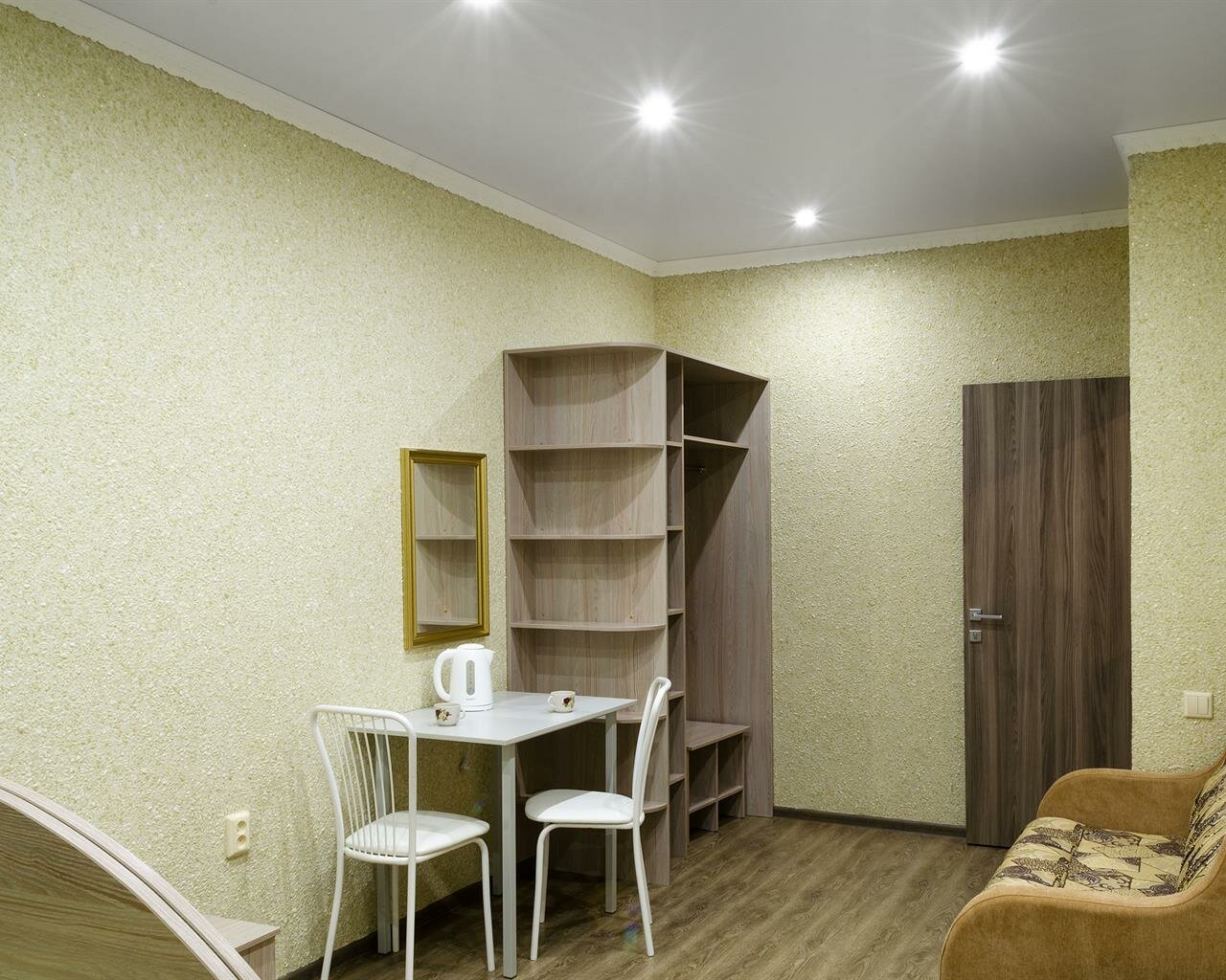 Двухместный номер с 2 отдельными кроватями и общей ванной комнатой