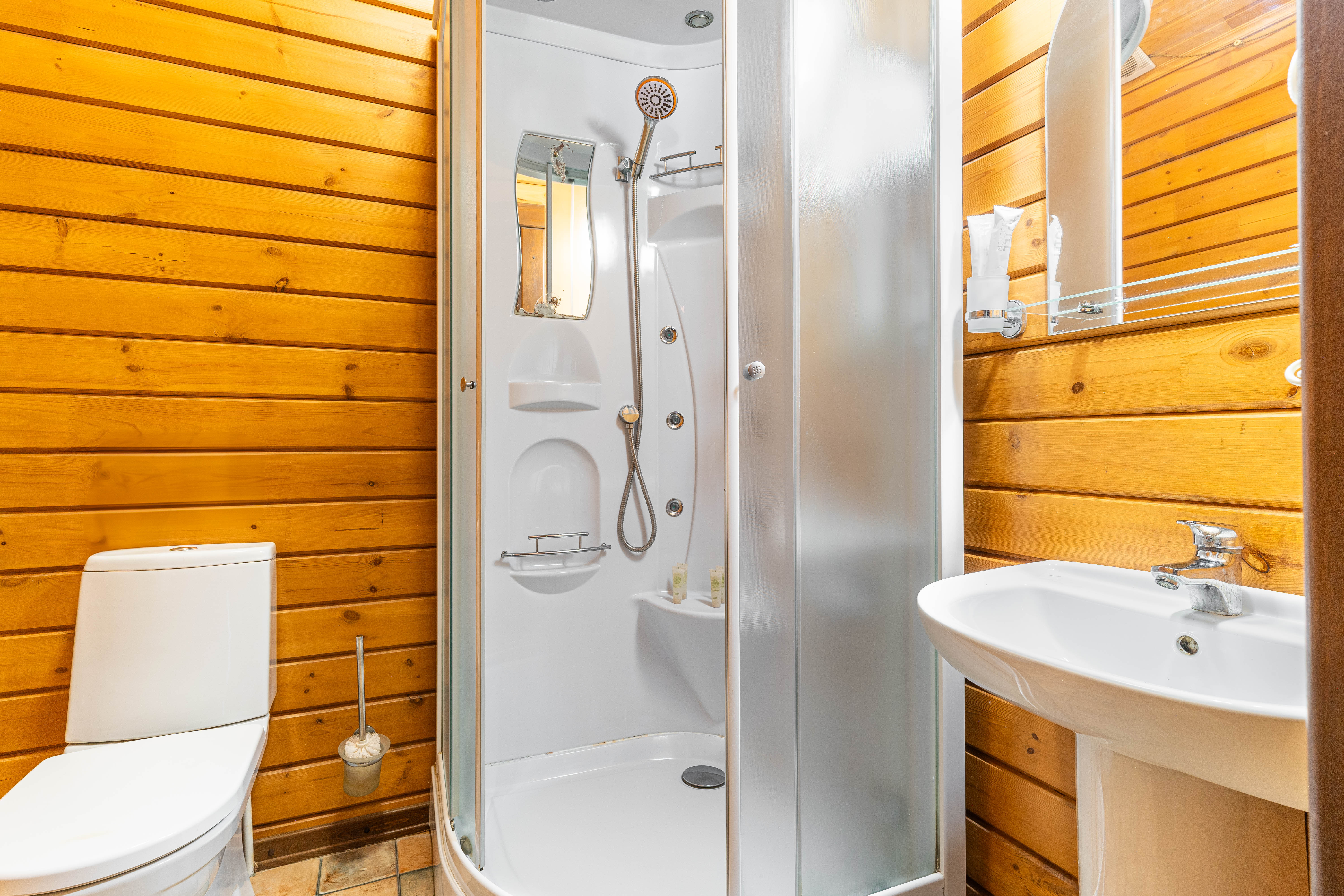 VIP номер на обособленной территории в парковой зоне у реки