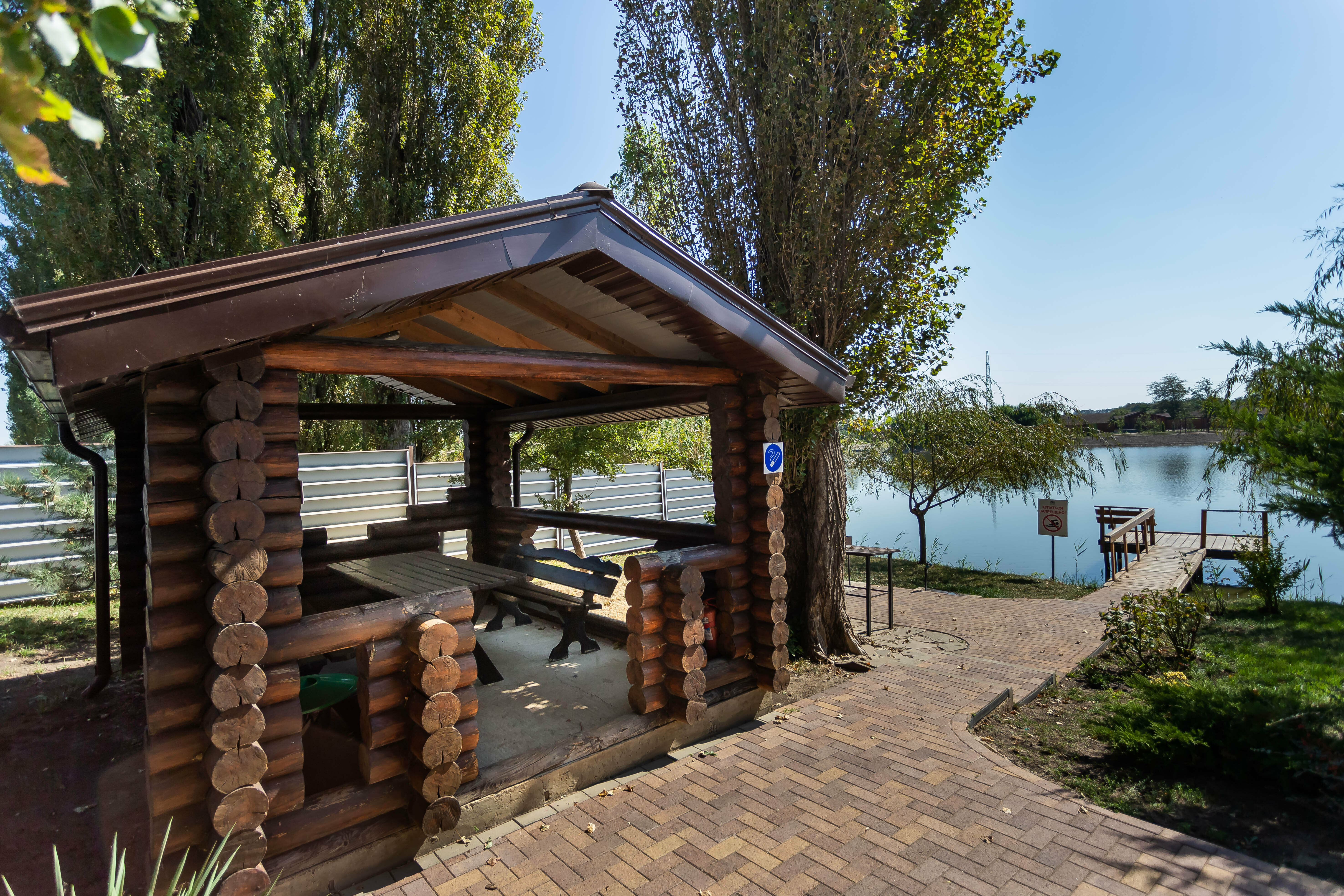 "Дом Рыбака №2" на берегу реки, с 3-мя спальнями, закрытой территорией и зоной барбекю