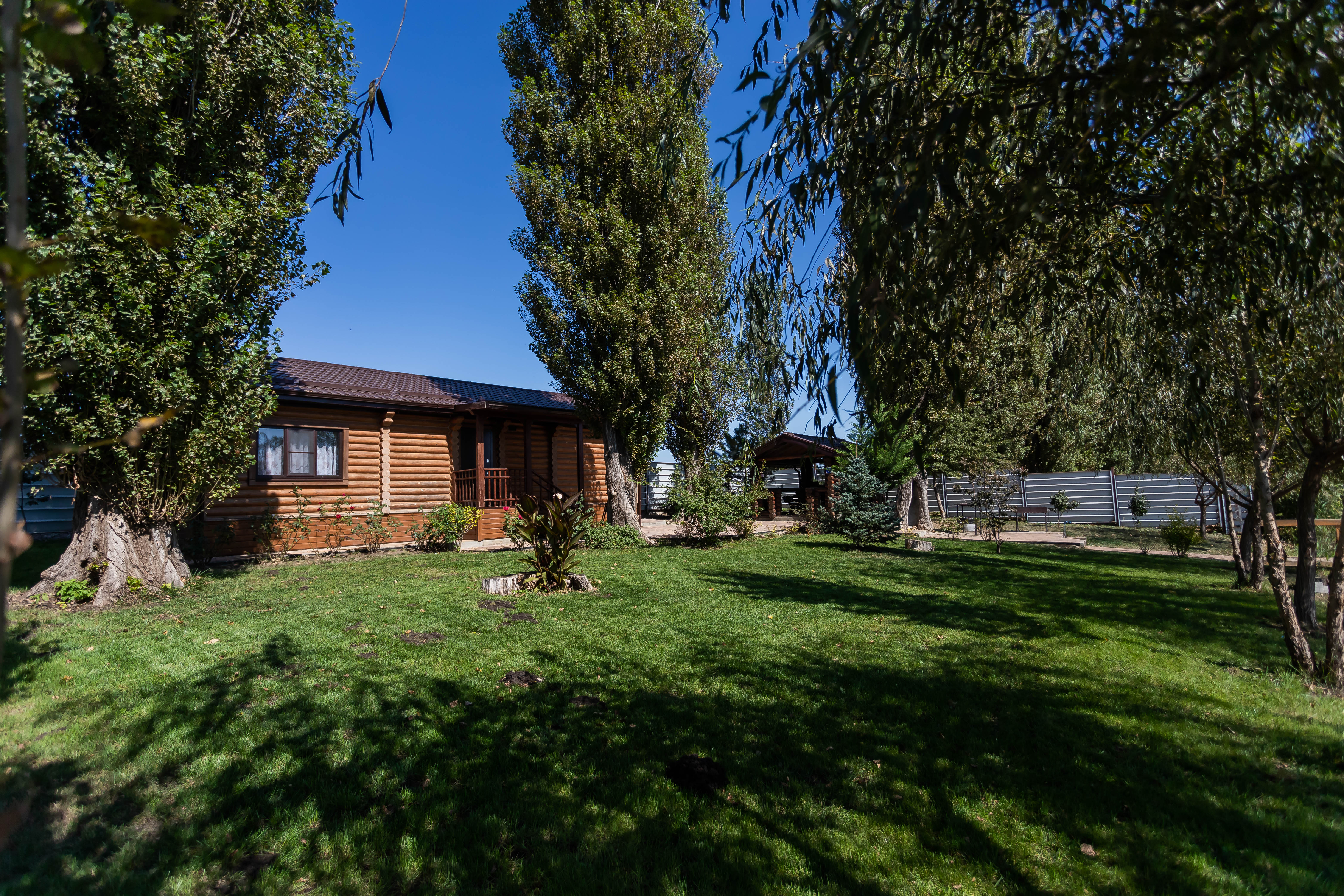 "Дом Рыбака №2" на берегу реки, с 3-мя спальнями, закрытой территорией и зоной барбекю