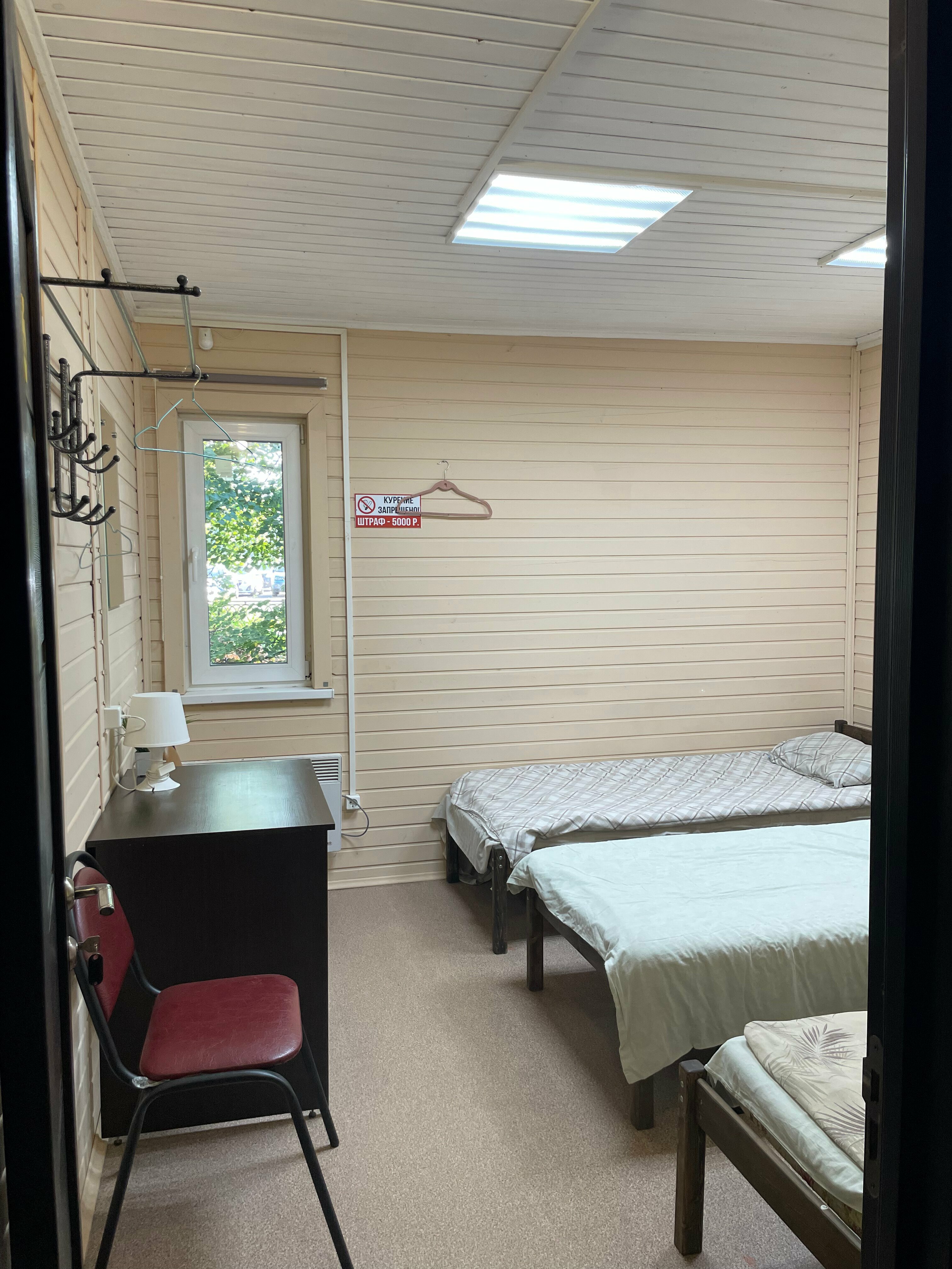 Односпальная кровать в общем номере для мужчин и женщин