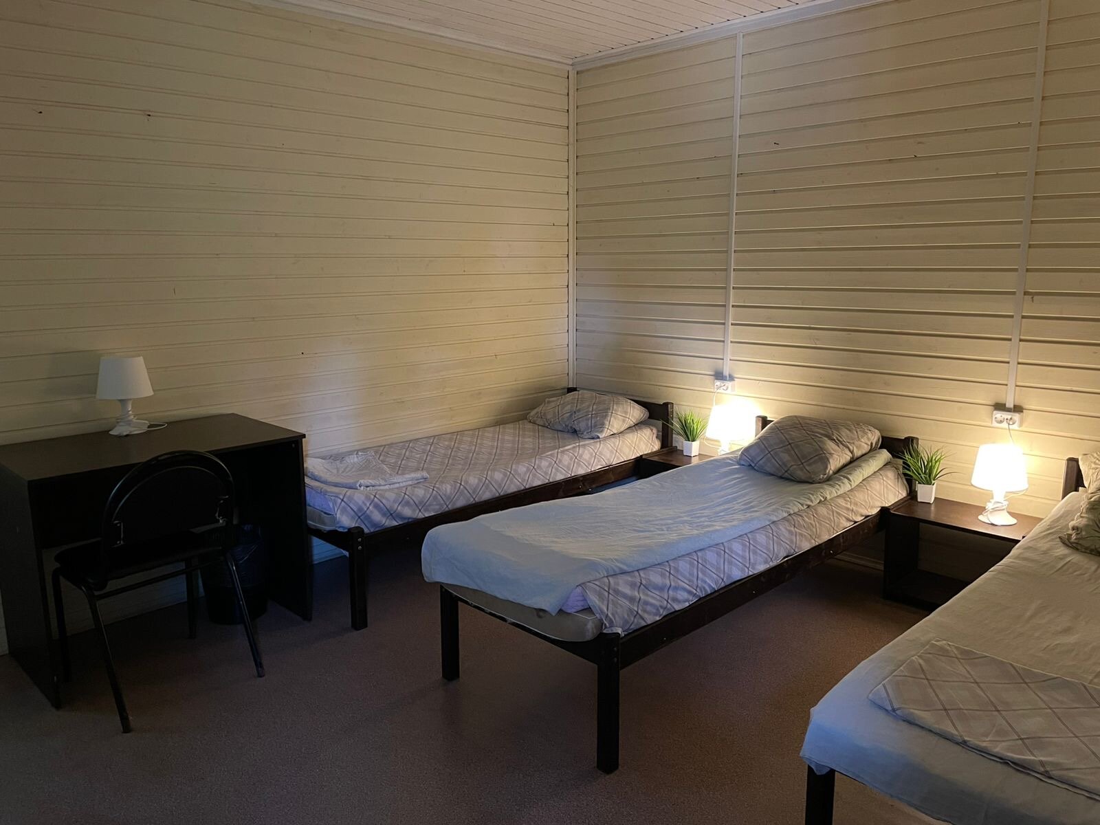 Односпальная кровать в общем номере для мужчин и женщин