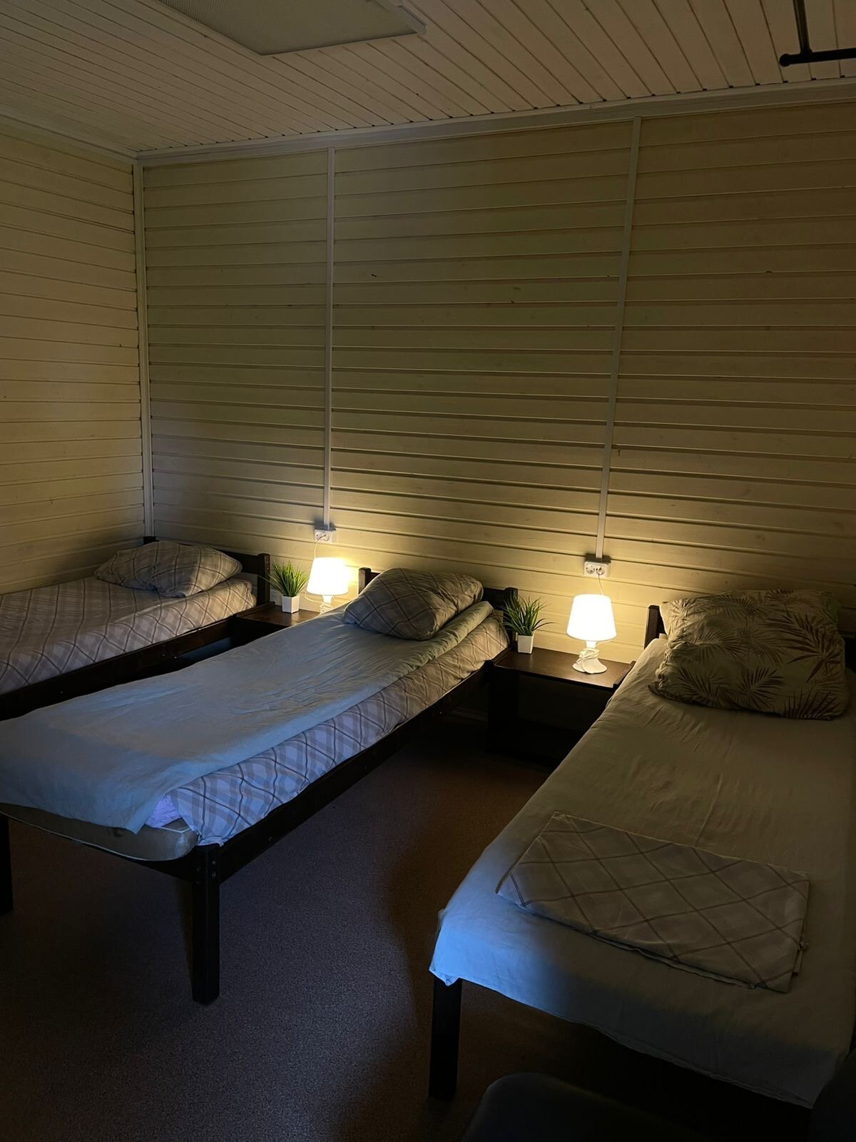 Односпальная кровать в общем номере для мужчин и женщин