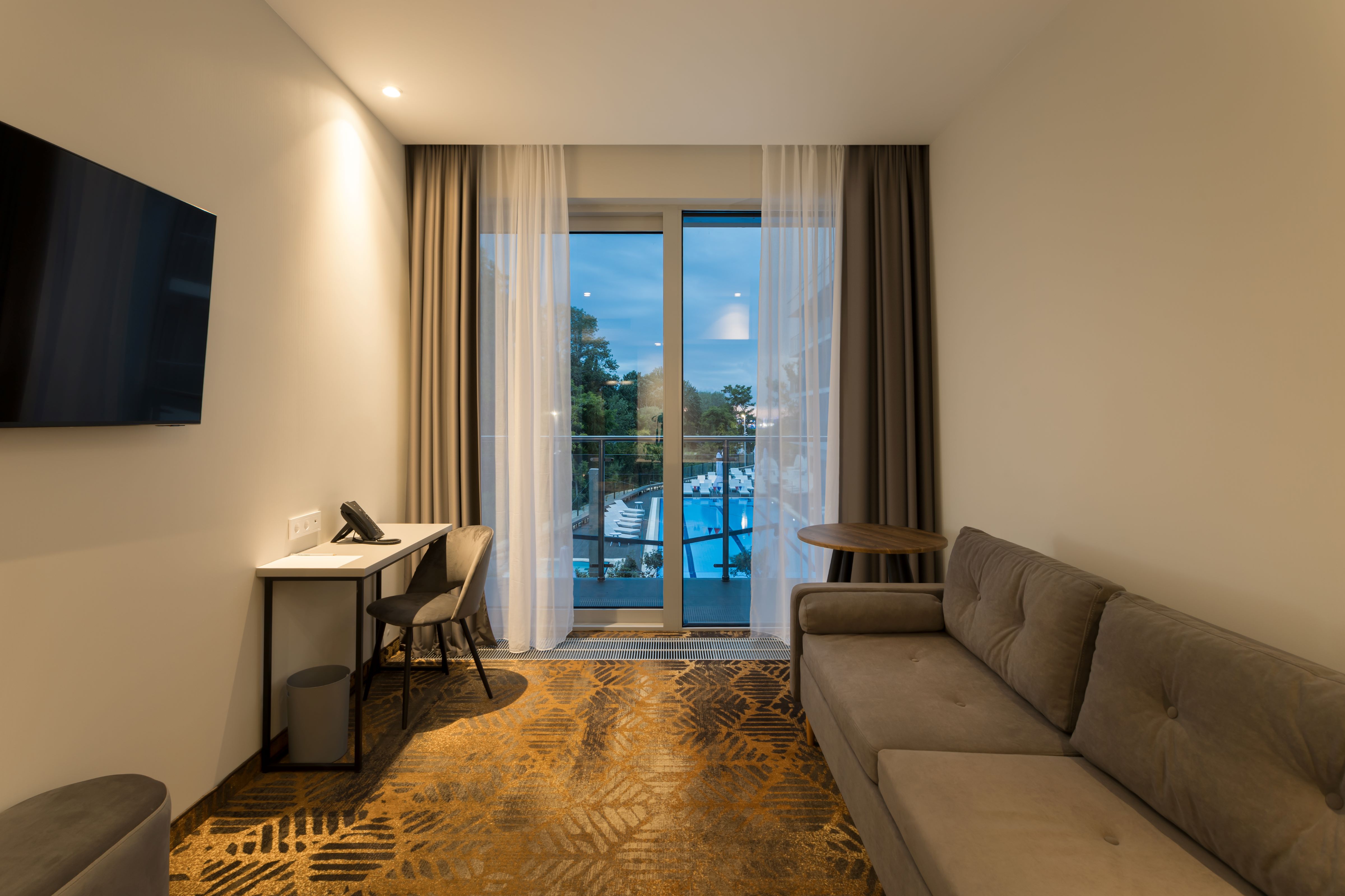 Люкс с доступом в термальную зону и бассейн и видом на реку