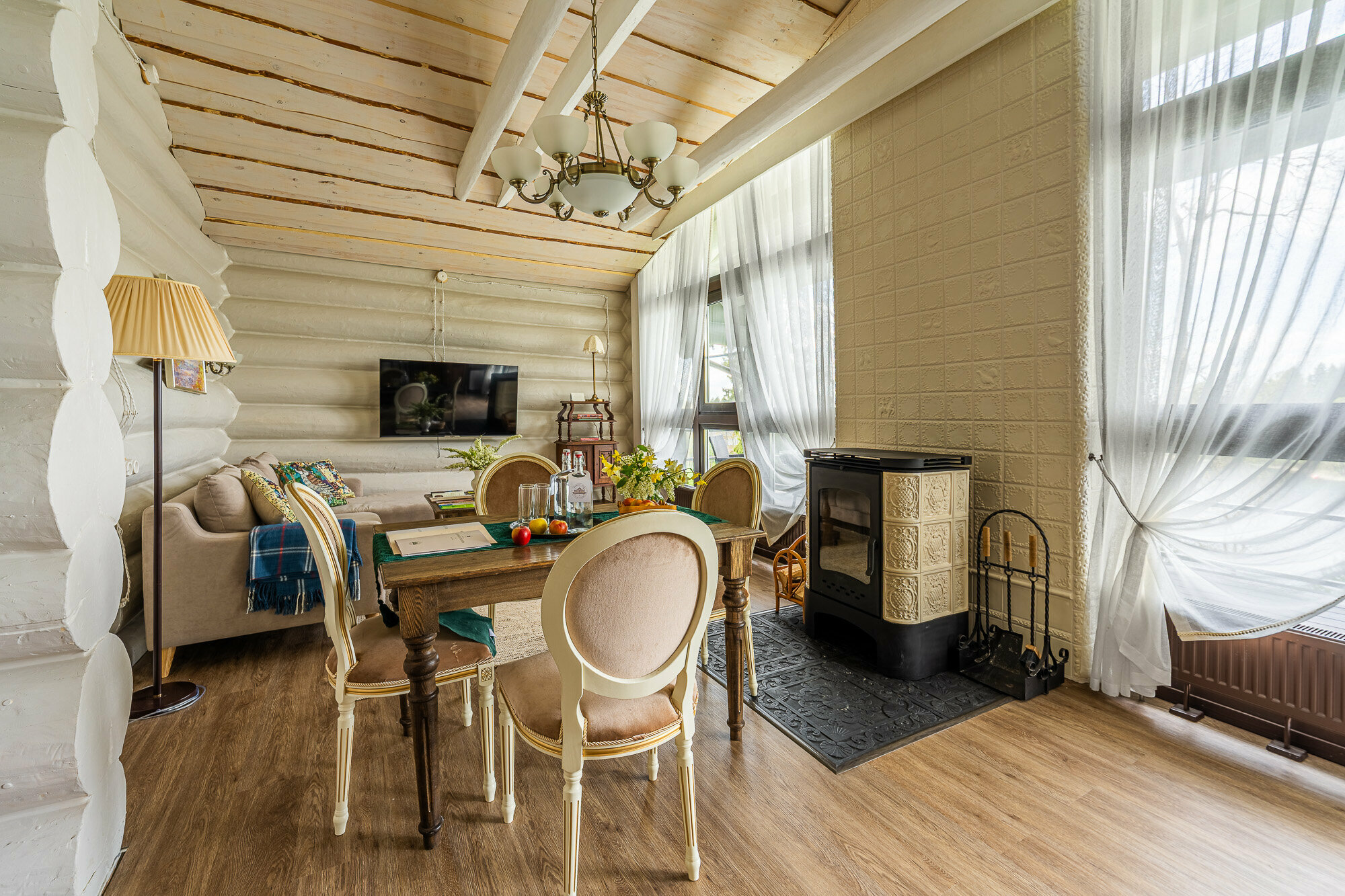 Дом "Парящий, с библиотекой.