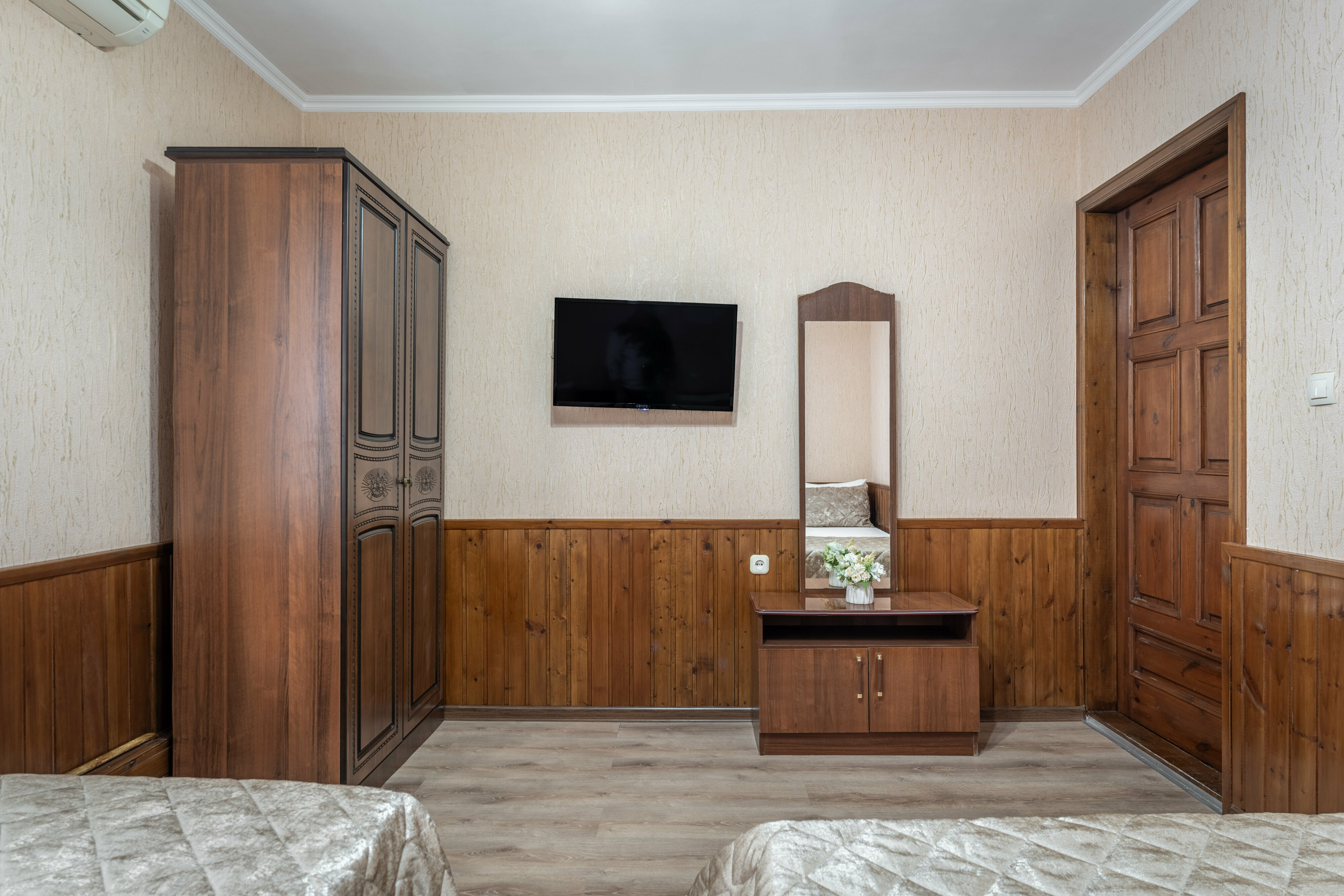 Трехместный номер с общей ванной комнатой