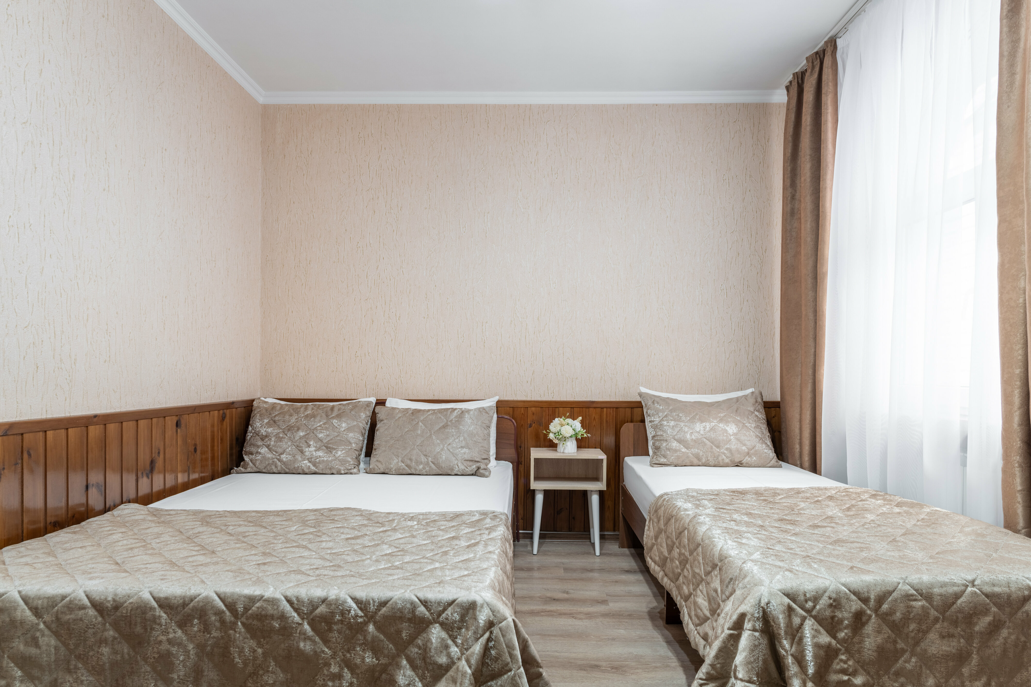 Трехместный номер с общей ванной комнатой