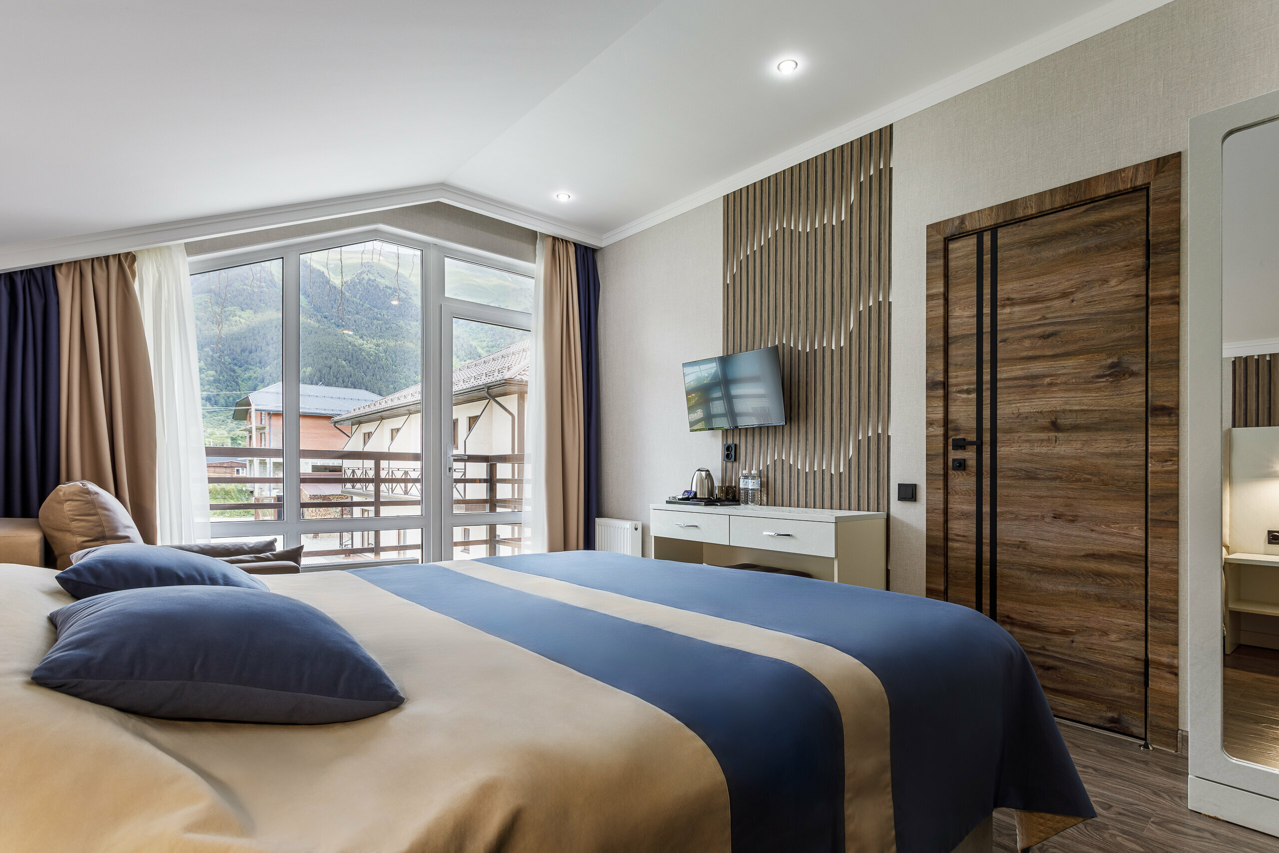 Трехместный номер "Комфорт" с видом на горы