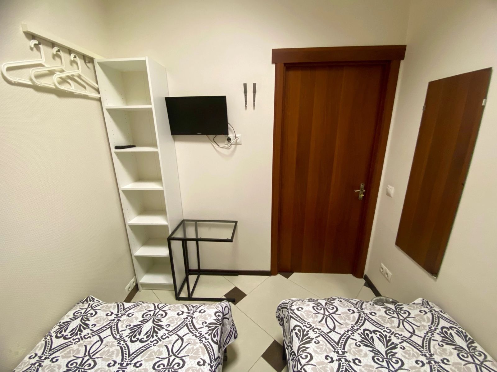 Бюджетный двухместный номер без окна (Душевые и Туалетные комнаты  отдельно)