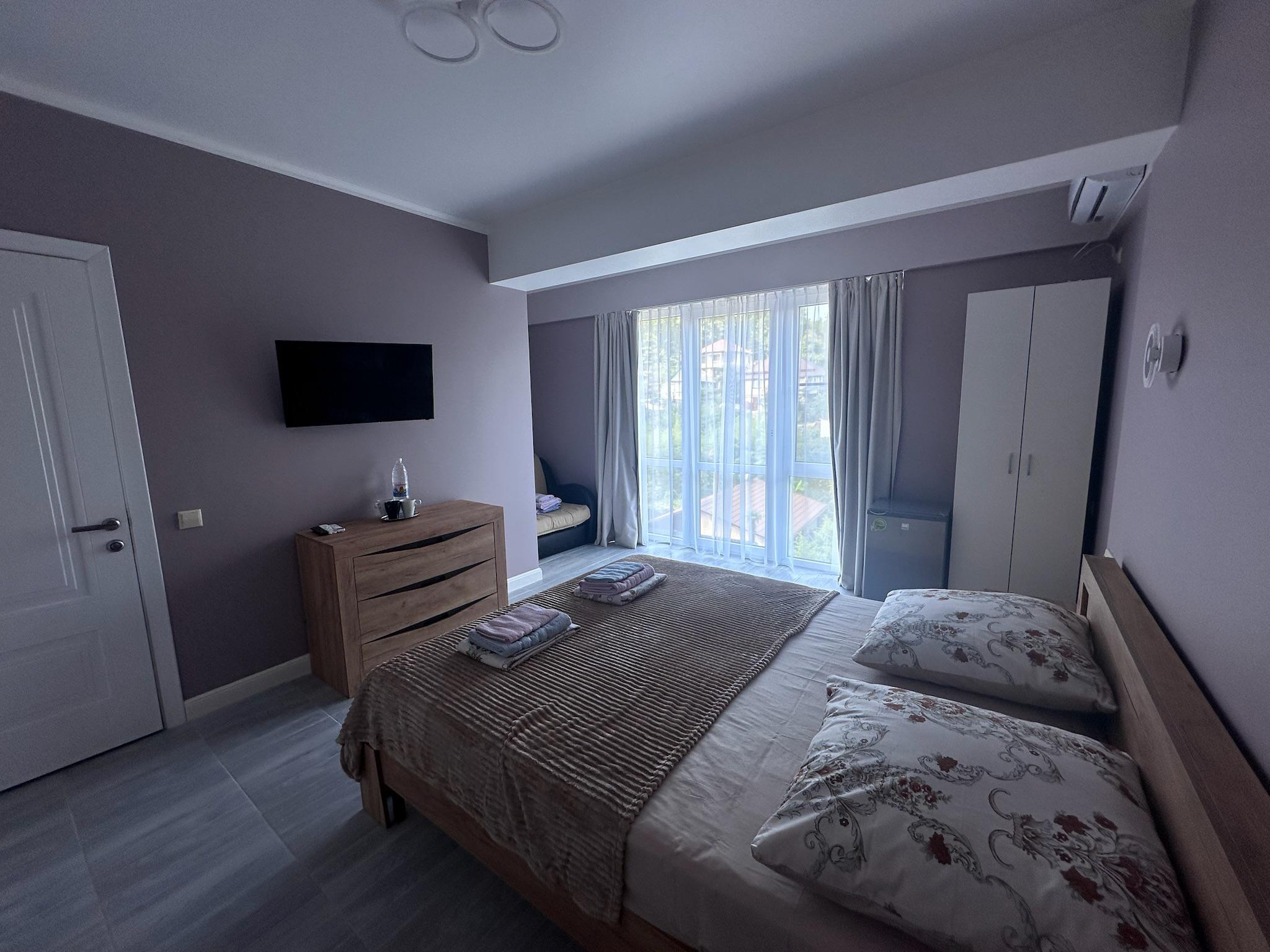 Трехместный номер с видом на горы