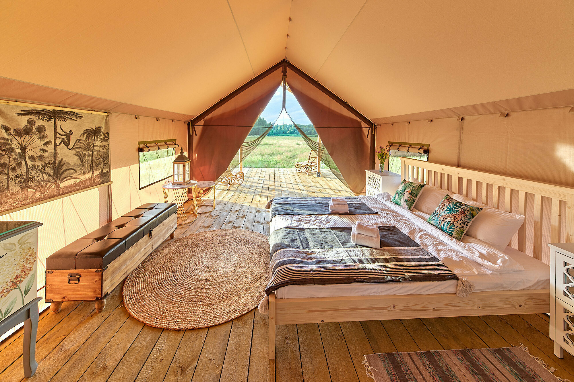 Двухместный Сафари-тент с 1 кроватью, террасой, собственным туалетом и душем.