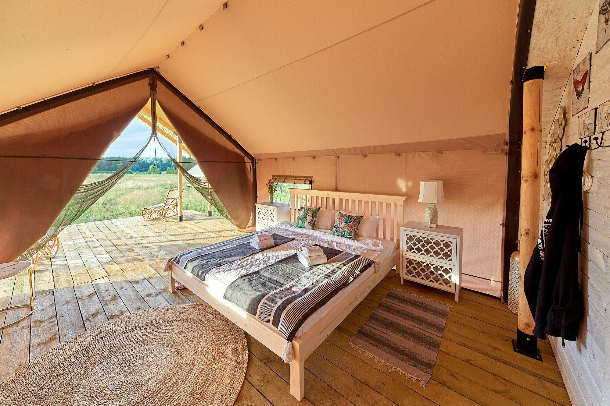 Двухместный Сафари-тент с 1 кроватью, террасой, собственным туалетом и душем.