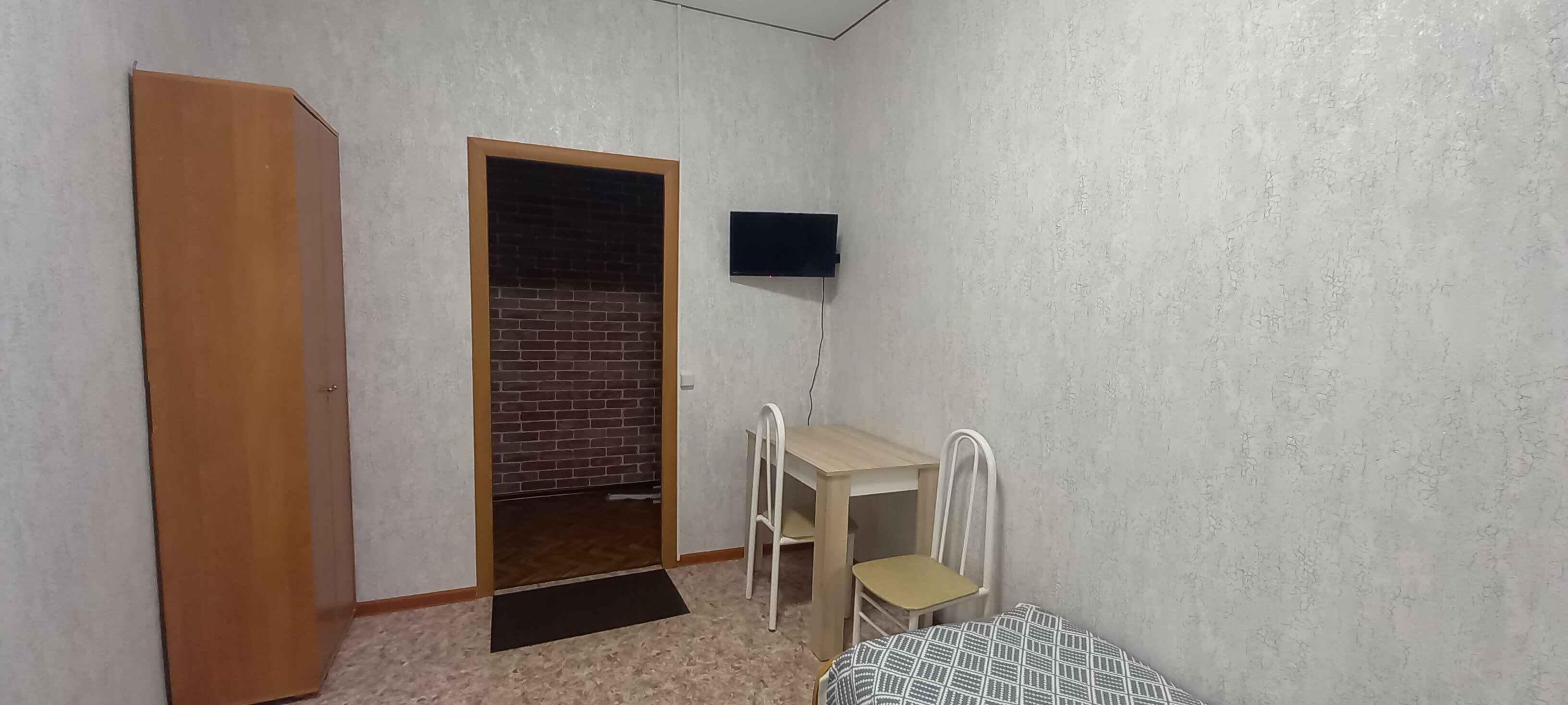 Двухместный номер с 2 отдельными кроватями и общим туалетом