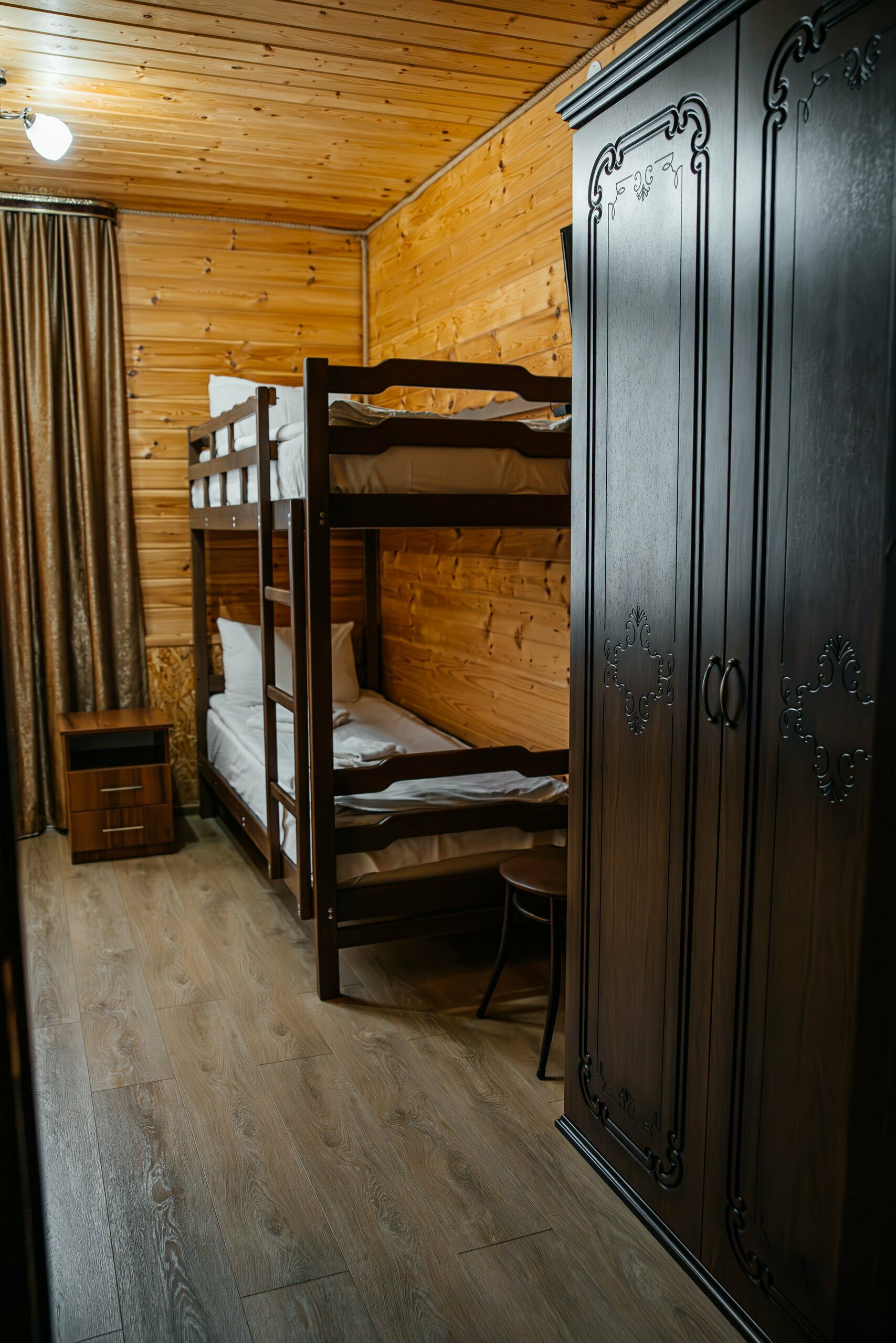 Четырехместный номер с двуспальной кроватью и двухъярусной кроватью